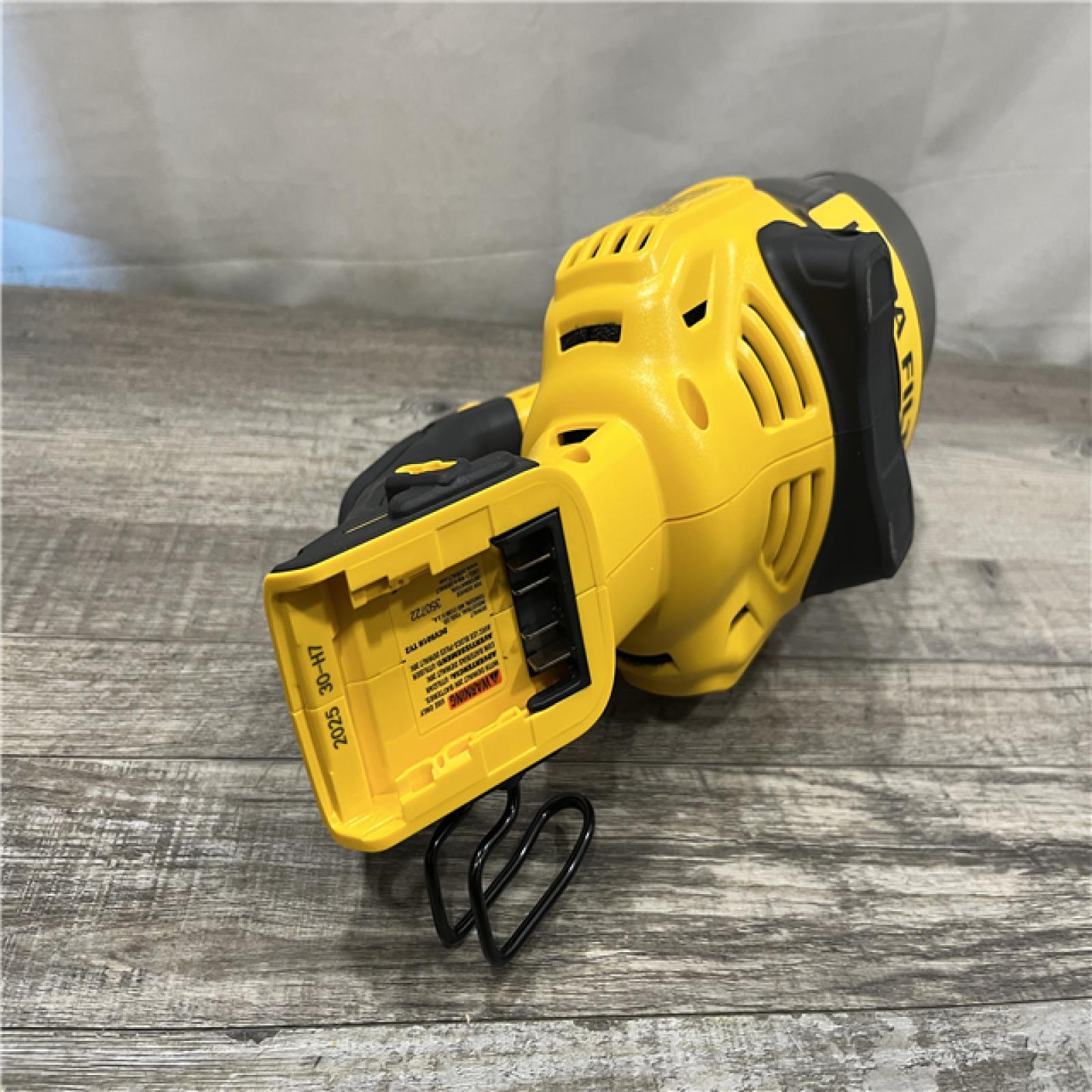 LIKE NEW - DEWALT Bagless 20V MAX Stick Cordless General Dirt Filter Handheld Vacuum (Tool Only)