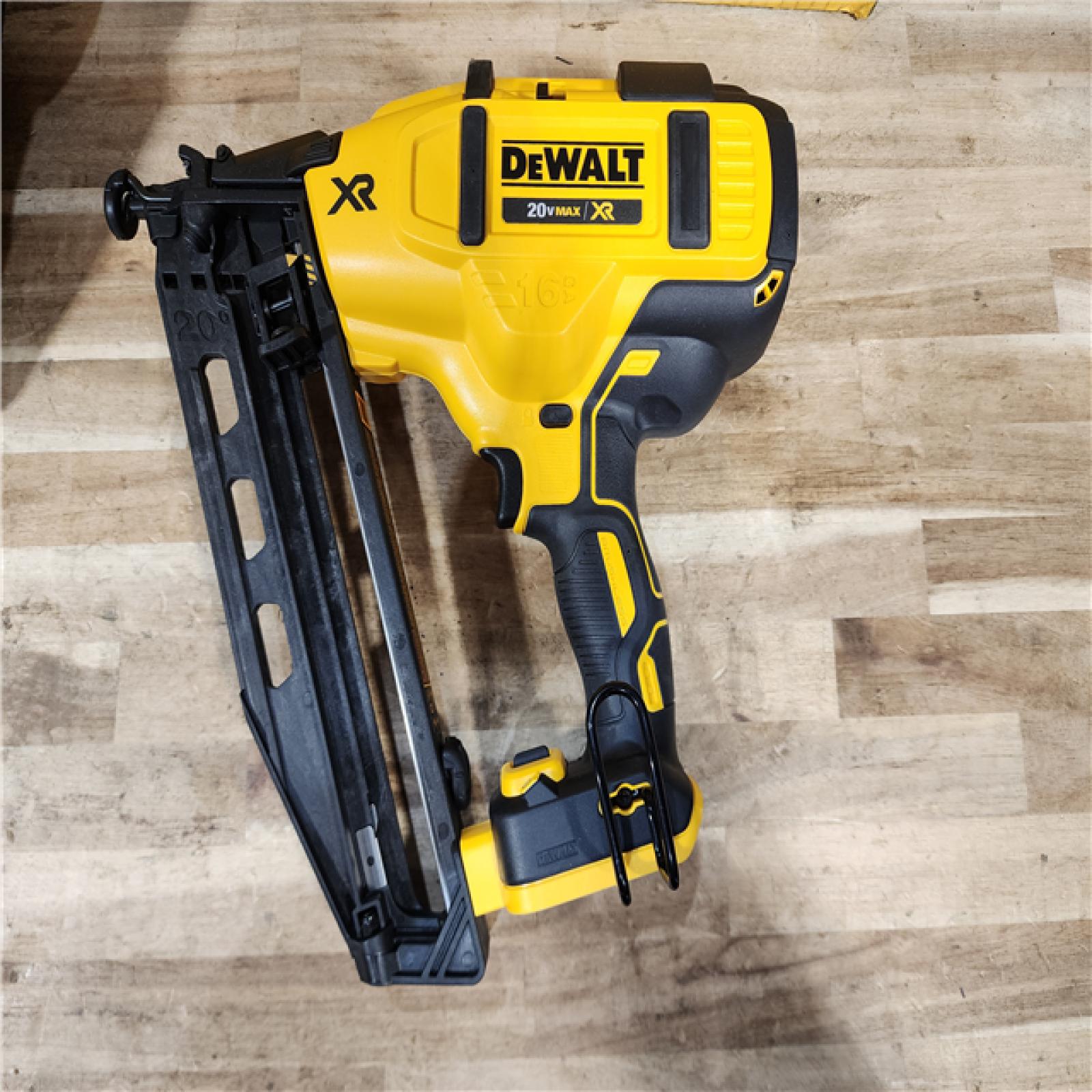 HOUSTON LOCATION - AS-IS DEWALT 20V MAX XR 16-Gauge Electric Cordless Angled Finishing Nailer Kit