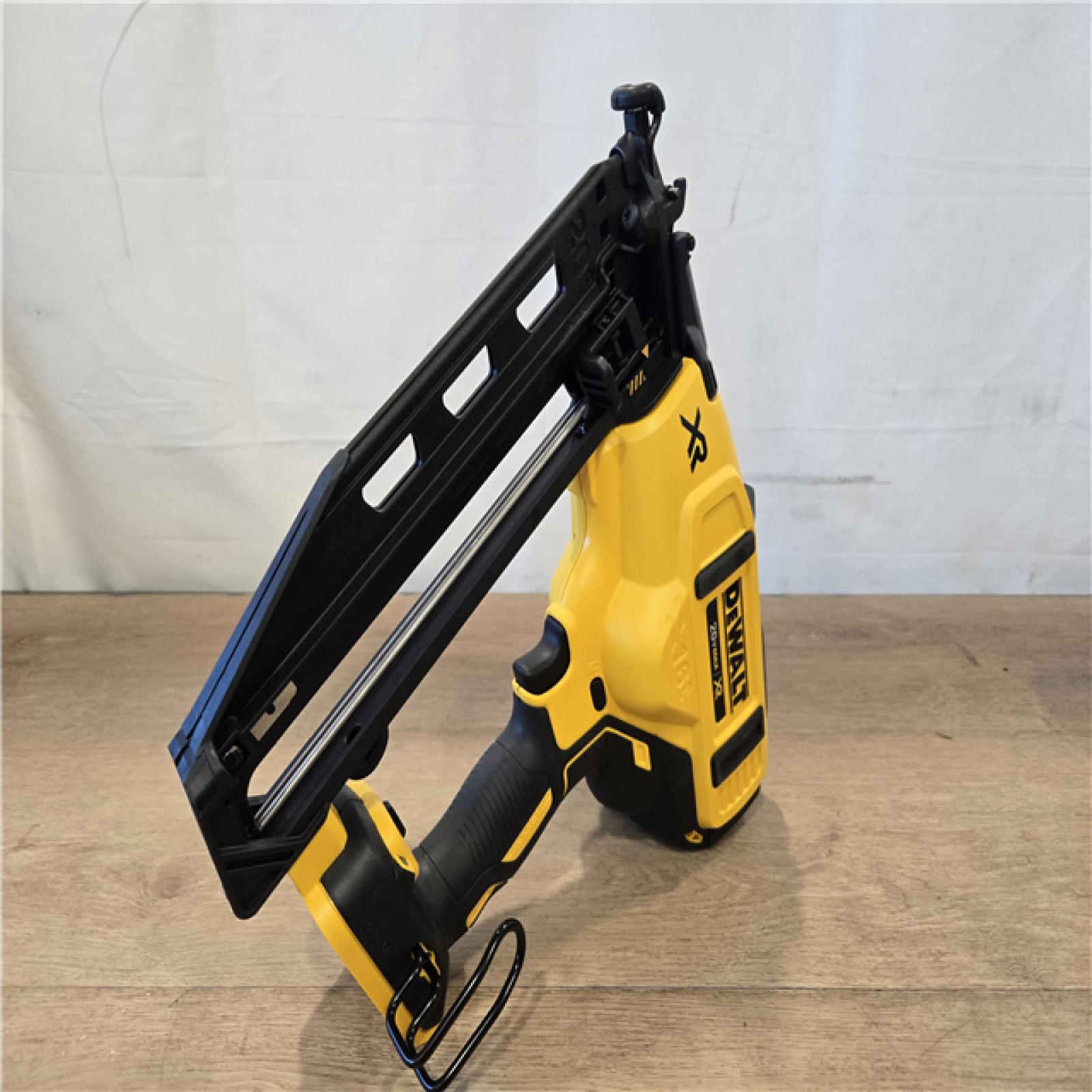AS-IS DEWALT 20V MAX XR 16-Gauge Electric Cordless Angled Finishing Nailer Kit