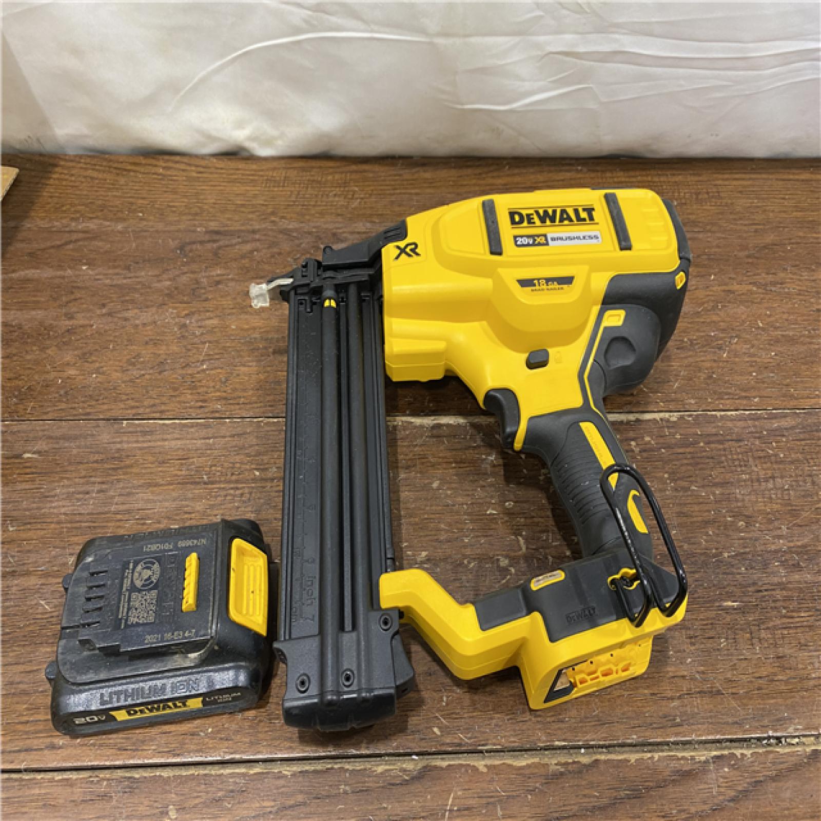AS-IS DEWALT 20V MAX XR 18 Gauge Brad Nailer Kit
