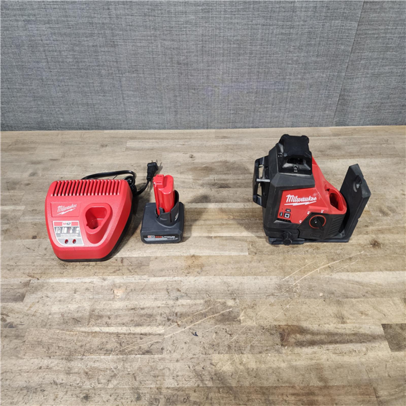 HOUSTON LOCATION - AS-IS Milwaukee-3632-21 M12 Green Beam Laser 360° 3-Plane Kit