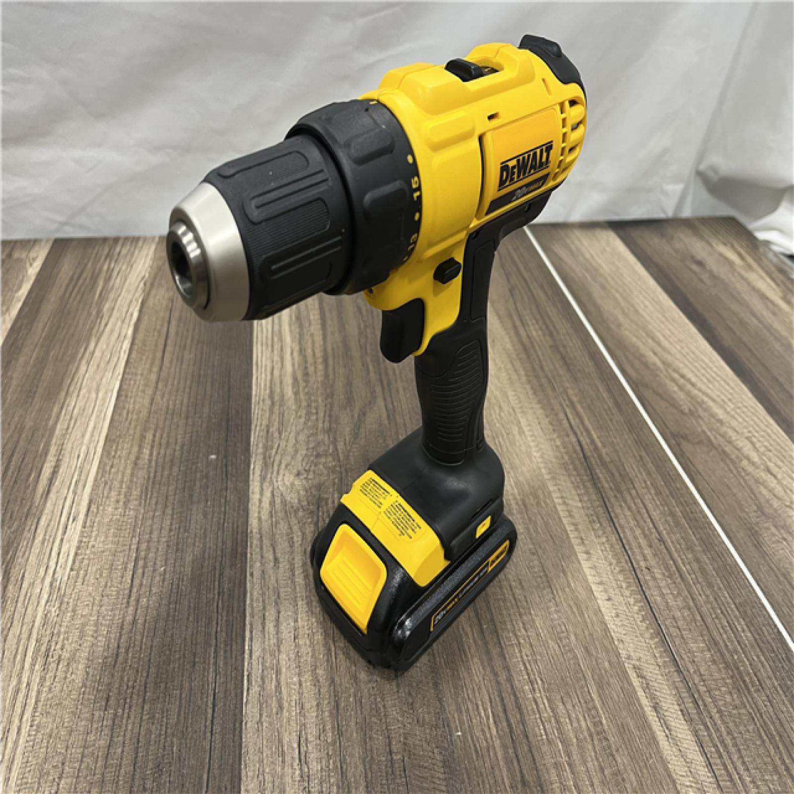 GOOD DEWALT 20V MAX Cordless 1/2 in. Drill/Driver, (2) 20V 1.3Ah Batteries, Charger and Bag