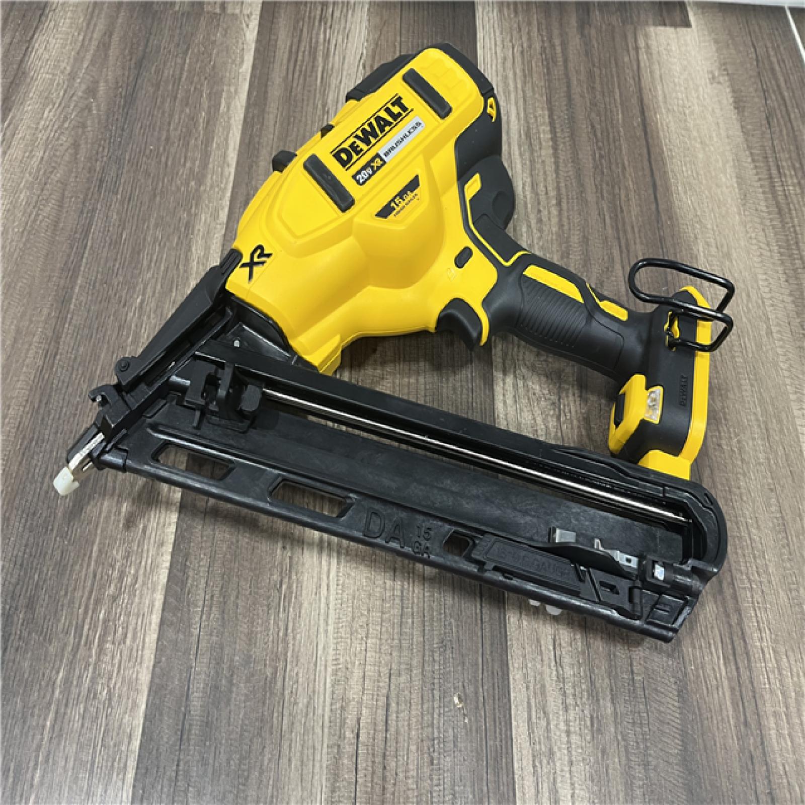 GOOD  DEWALT 20V MAX XR 15 Ga. Cordless 34 Deg Nailer 20 V