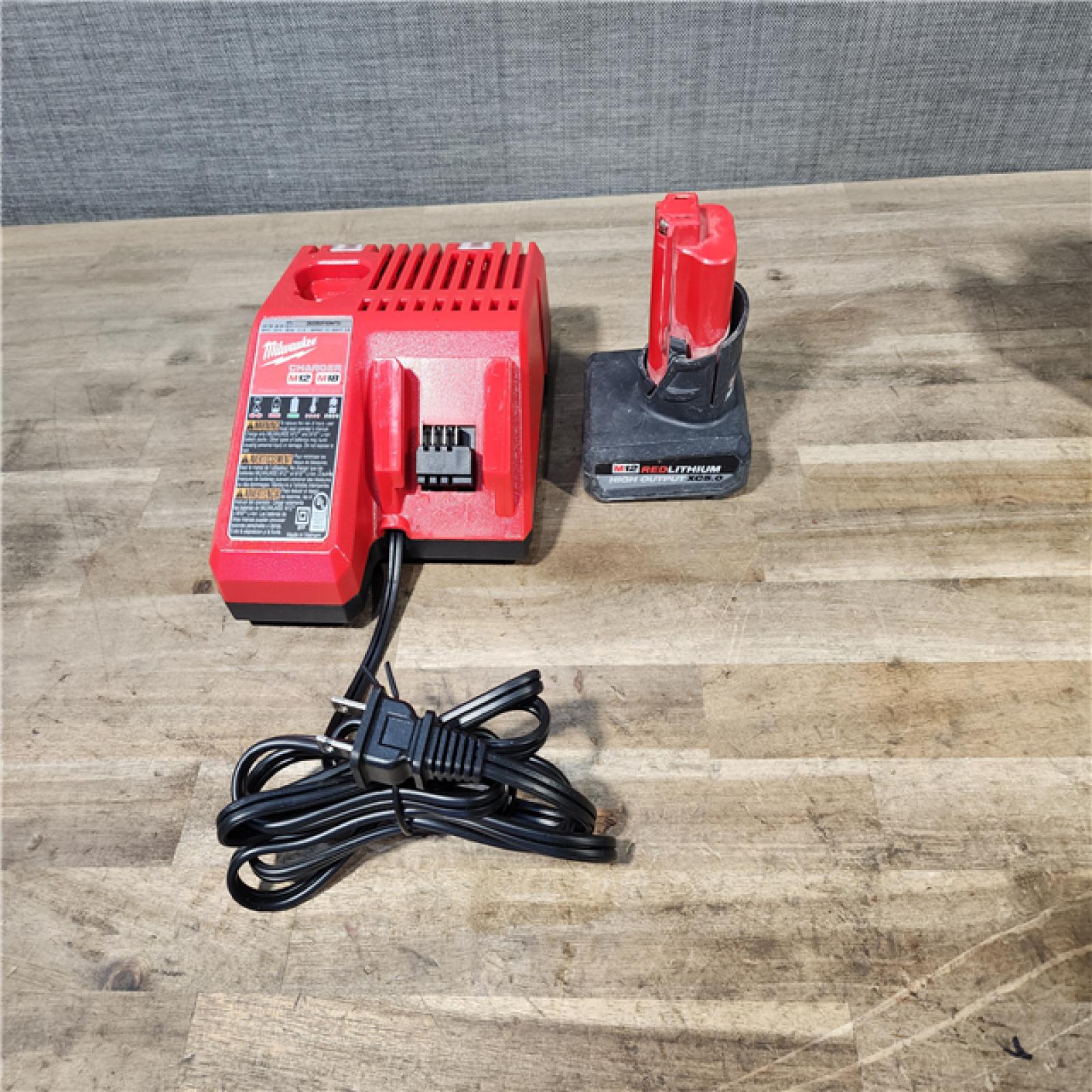 HOUSTON LOCATION - AS-IS Milwaukee Green 125 Ft. Cross Line and Plumb Points Laser Level Kit