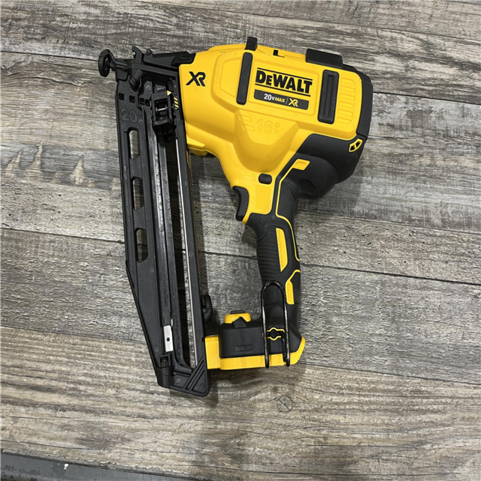 AS-IS DEWALT 20V MAX XR 16-Gauge Electric Cordless Angled Finishing Nailer Kit