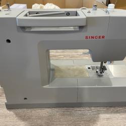 SINGER® Heavy Duty 6600 Sewing Machine | 215 Stitch Options | LCD Display | Buttonholes & Decorative Stitches | Perfect for DIY & Professional Sewing