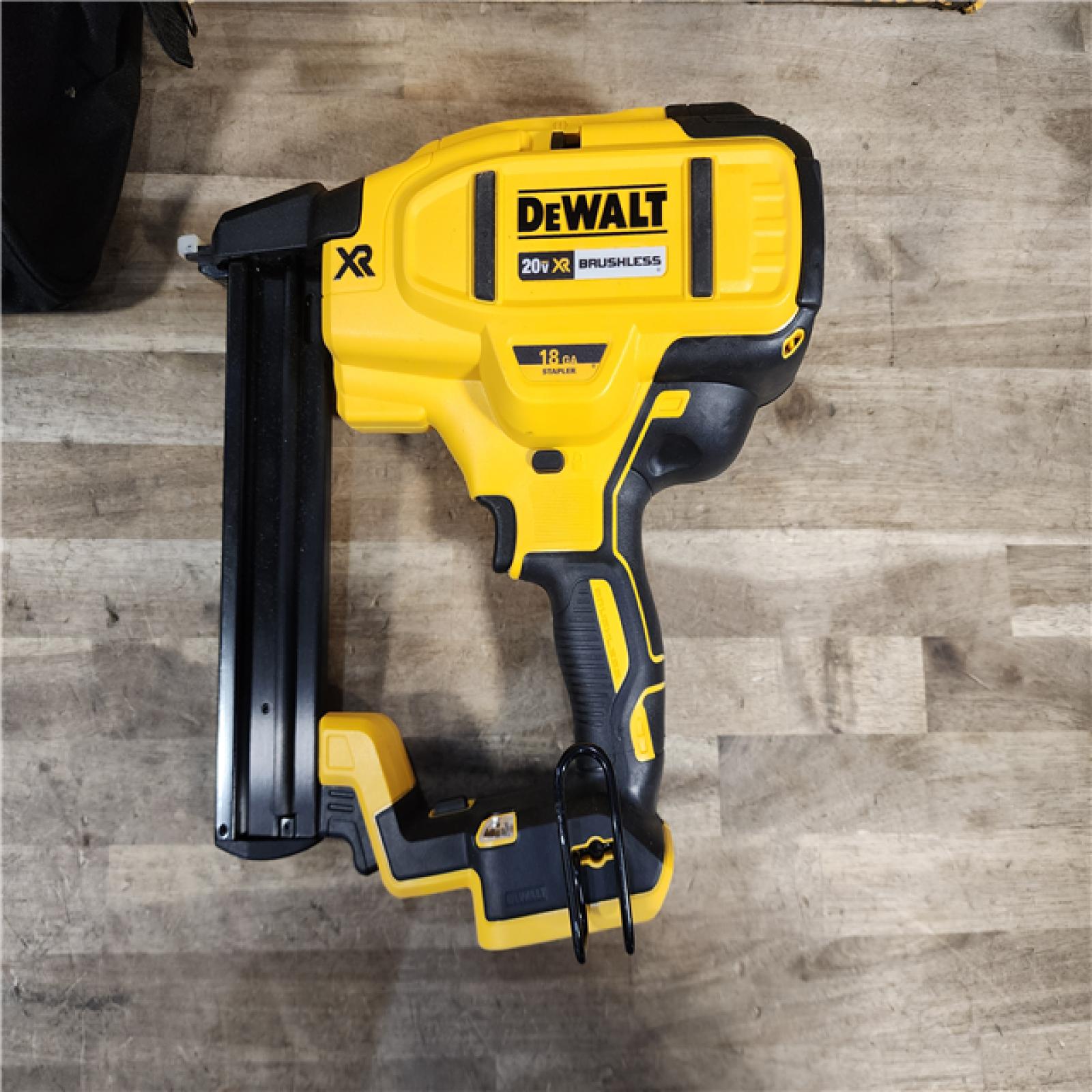HOUSTON LOCATION - AS-IS DEWALT XR 18 GA NARROW CROWN STAPLER KIT (DCN681D1)