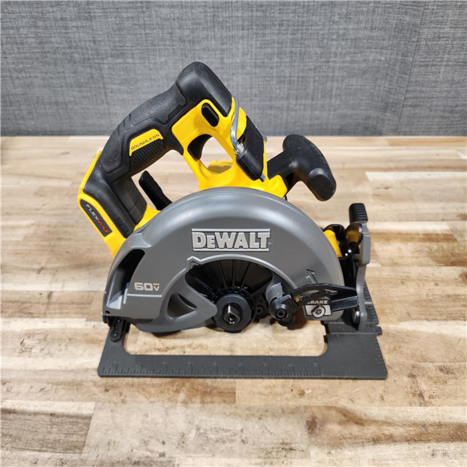 HOUSTON LOCATION - AS-IS (APPEARS LIKE NEW) DEWALT FLEXVOLT 60V MAX Cordless Brushless 7-1/4 in. Circular Saw with Brake (Tool Only)