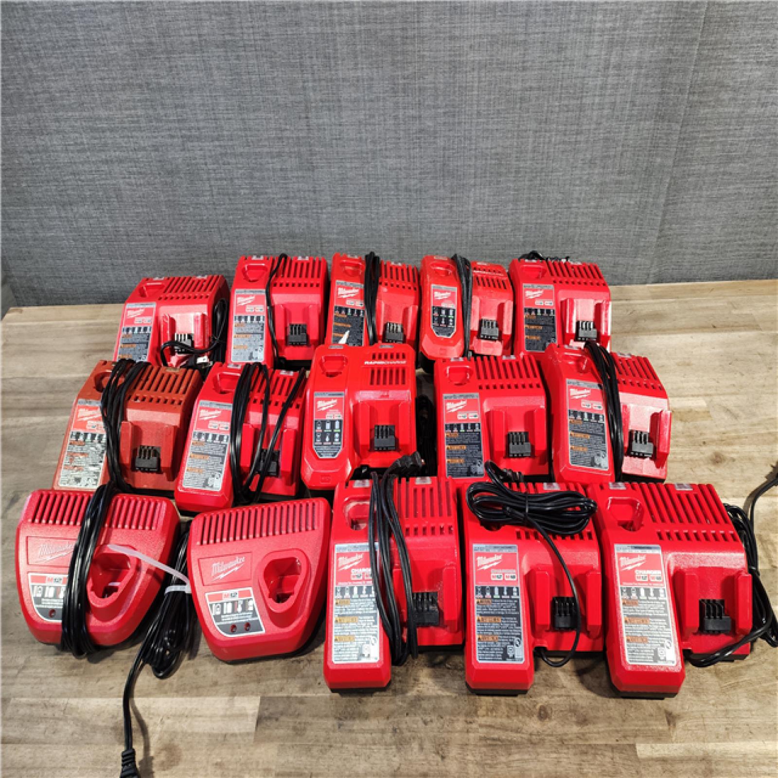 HOUSTON LOCATION - AS-IS MILWAUKEE BATTERY CHARGER PACK QTY - 15