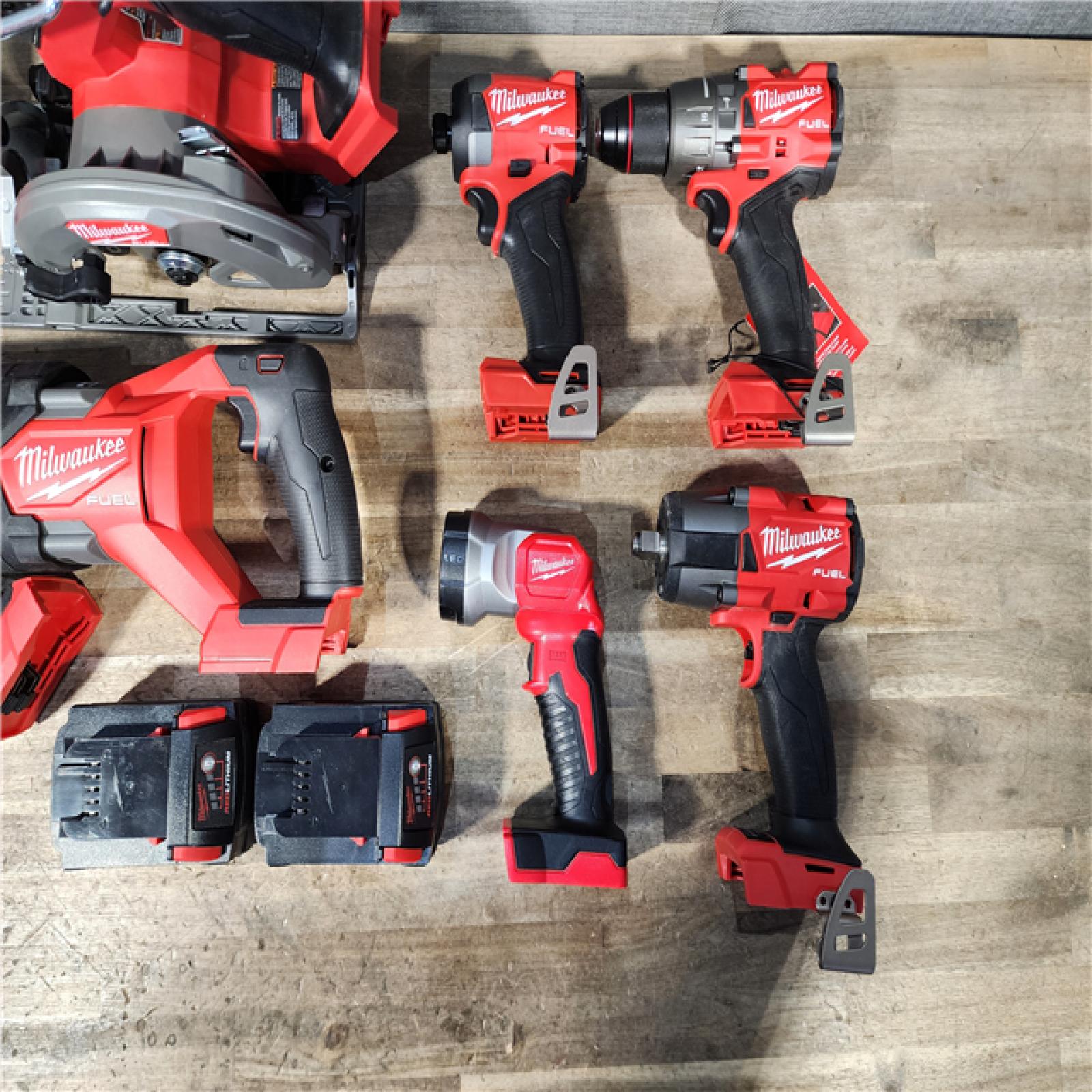 HOUSTON LOCATION - AS-IS MILWAUKEE FUEL 7 TOOL COMBO KIT W/ CHARGER & (2) BATTERY
