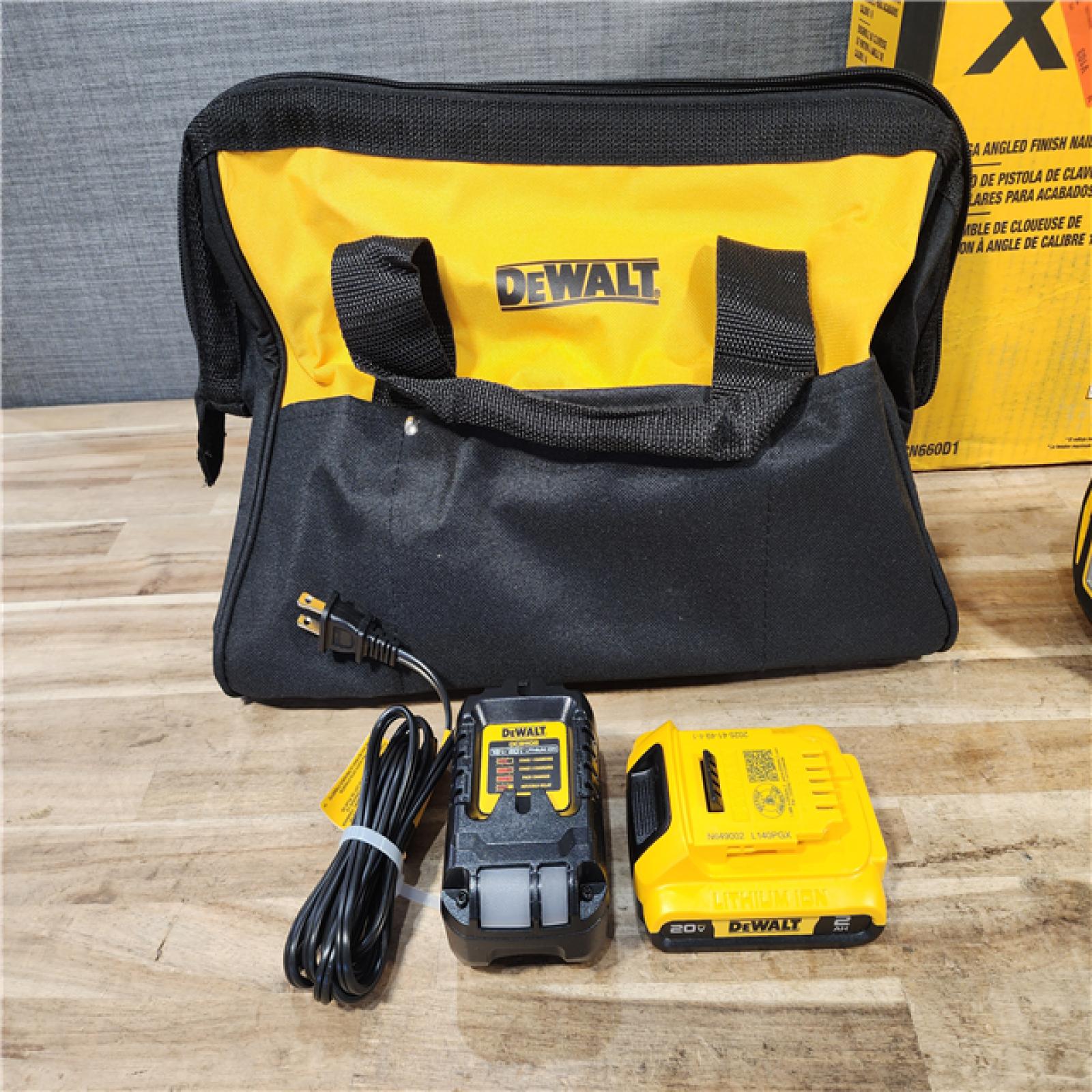 HOUSTON LOCATION - AS-IS DEWALT 20V MAX XR 16-Gauge Electric Cordless Angled Finishing Nailer Kit