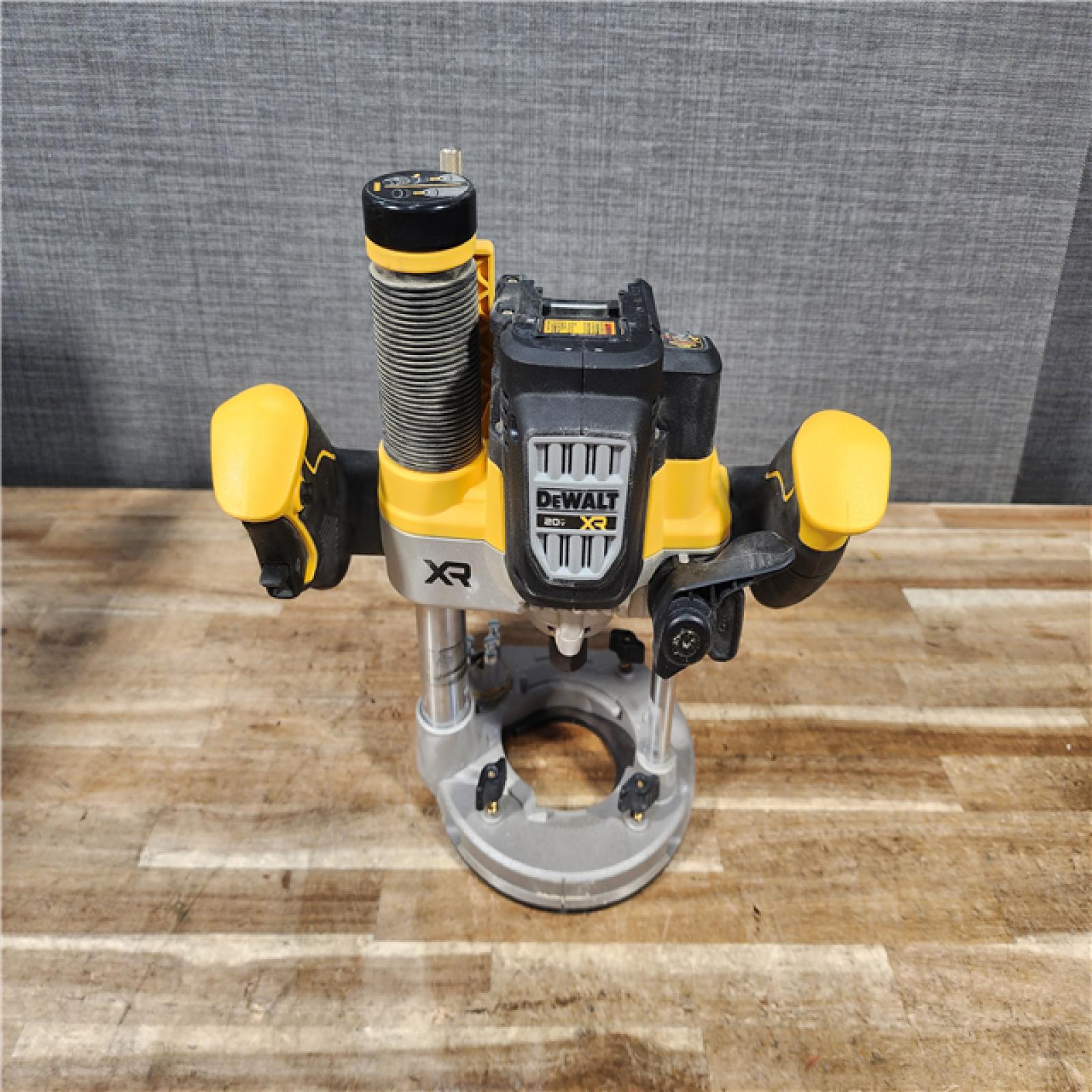 HOUSTON LOCATION - AS - IS DEWALT 20V MAX XR 2-1/4 Peak HP Brushless Cordless Plunge Router (Tool Only)