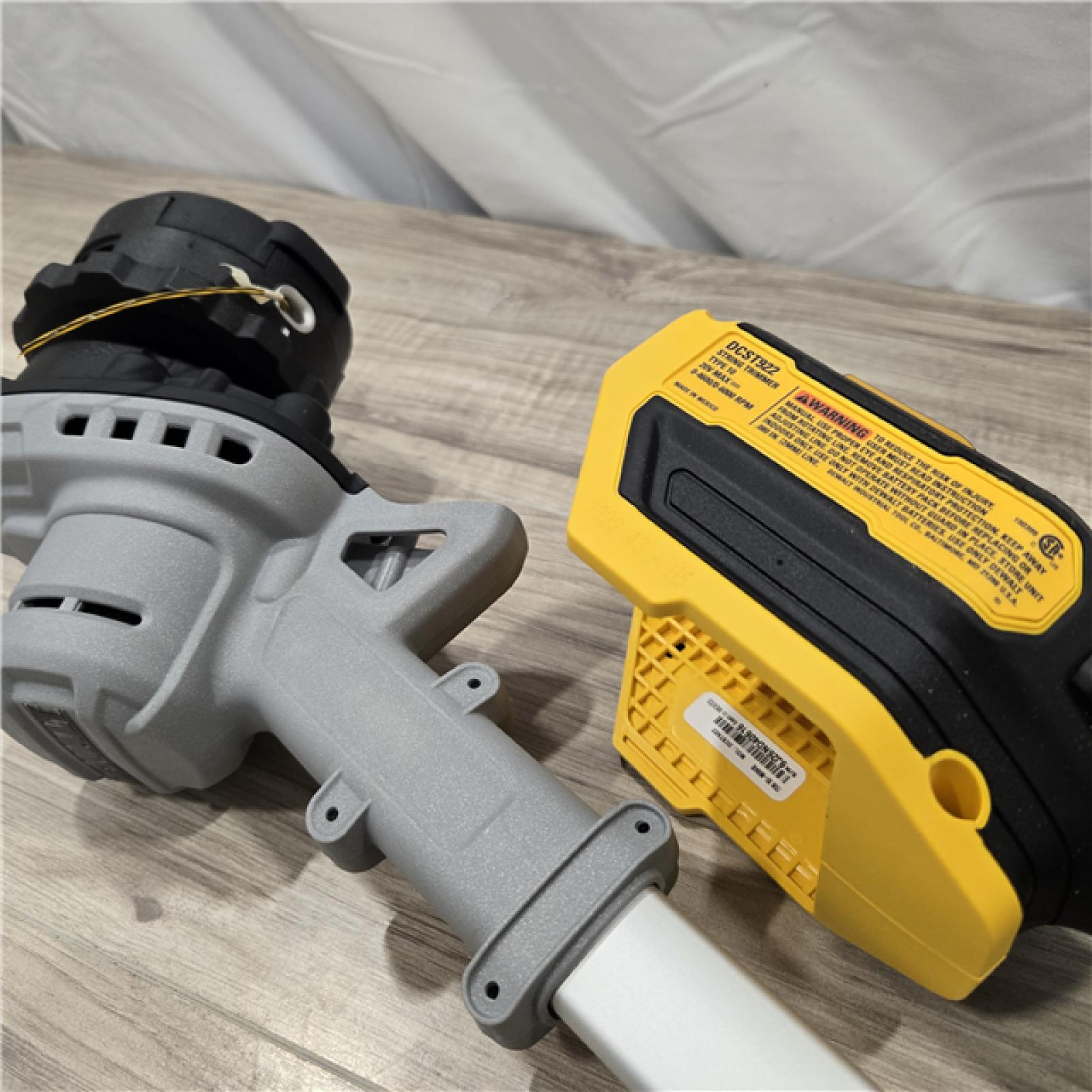 LIKE NEW! - DEWALT 20V MAX Cordless String Trimmer & Blower Combo Kit
