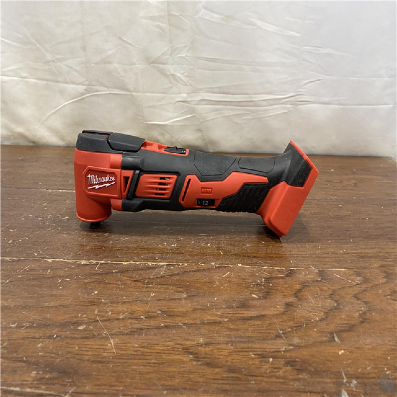 AS-ISMilwaukee 2626-20 M18 Lithium-Ion Cordless Multi-Tool (Tool Only)