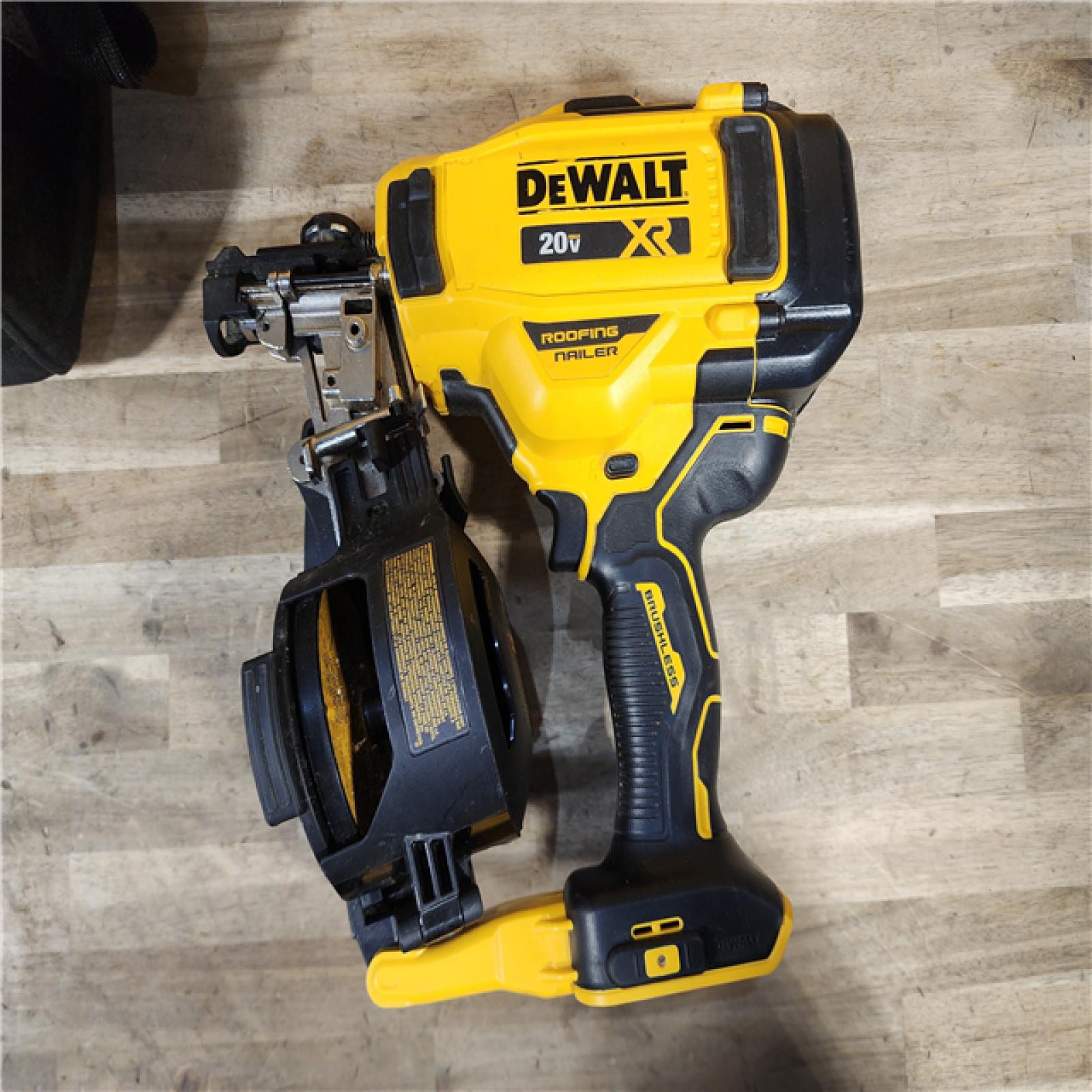 HOUSTON LOCATION - AS-IS DEWALT Roofing Nailer Cordless Kit w/ Battery & Charger