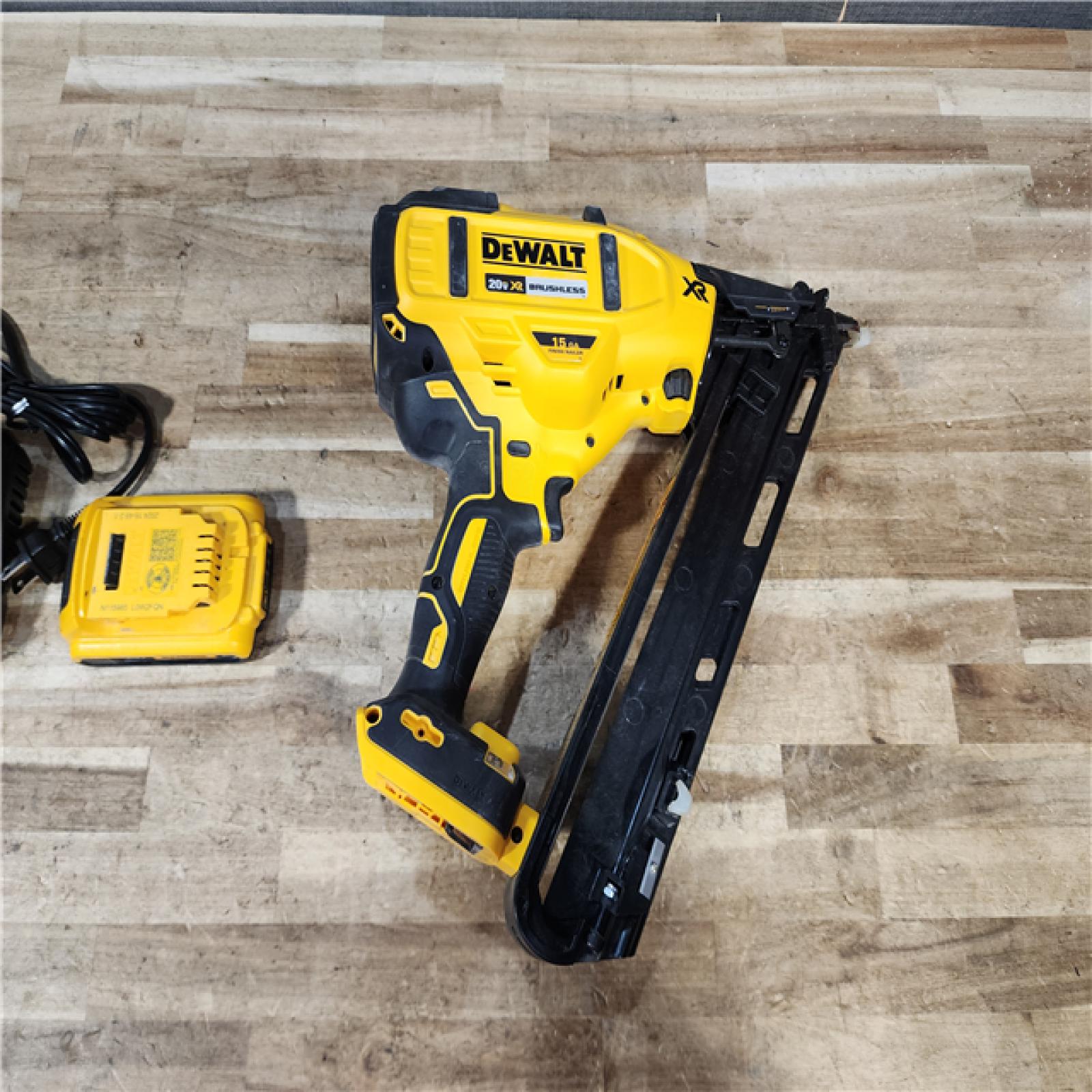HOUSTON LOCATION - AS - IS DEWALT 20V MAX XR Lithium-Ion Cordless 2-1/2 in. 15-Gauge Finish Nailer Kit