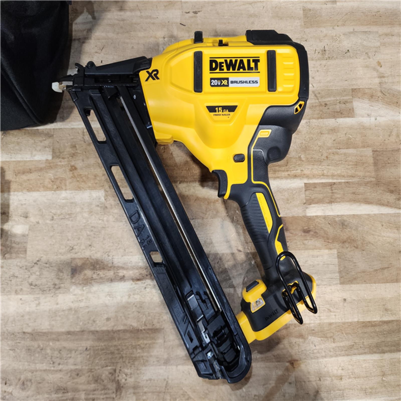 HOUSTON LOCATION - AS-IS DEWALT 20V MAX XR Lithium-Ion Cordless 2-1/2 in. 15-Gauge Finish Nailer Kit
