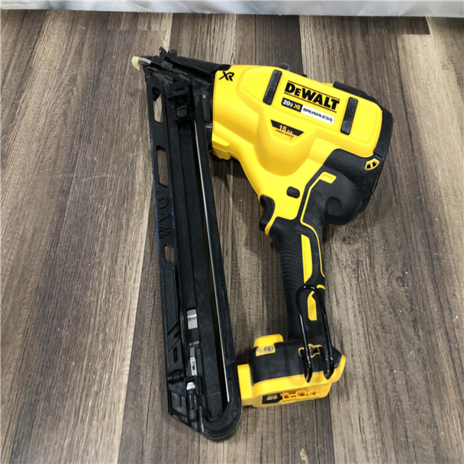 AS-IS DEWALT 20V MAX XR Lithium-Ion Cordless 2-1/2 in. 15-Gauge Finish Nailer Kit