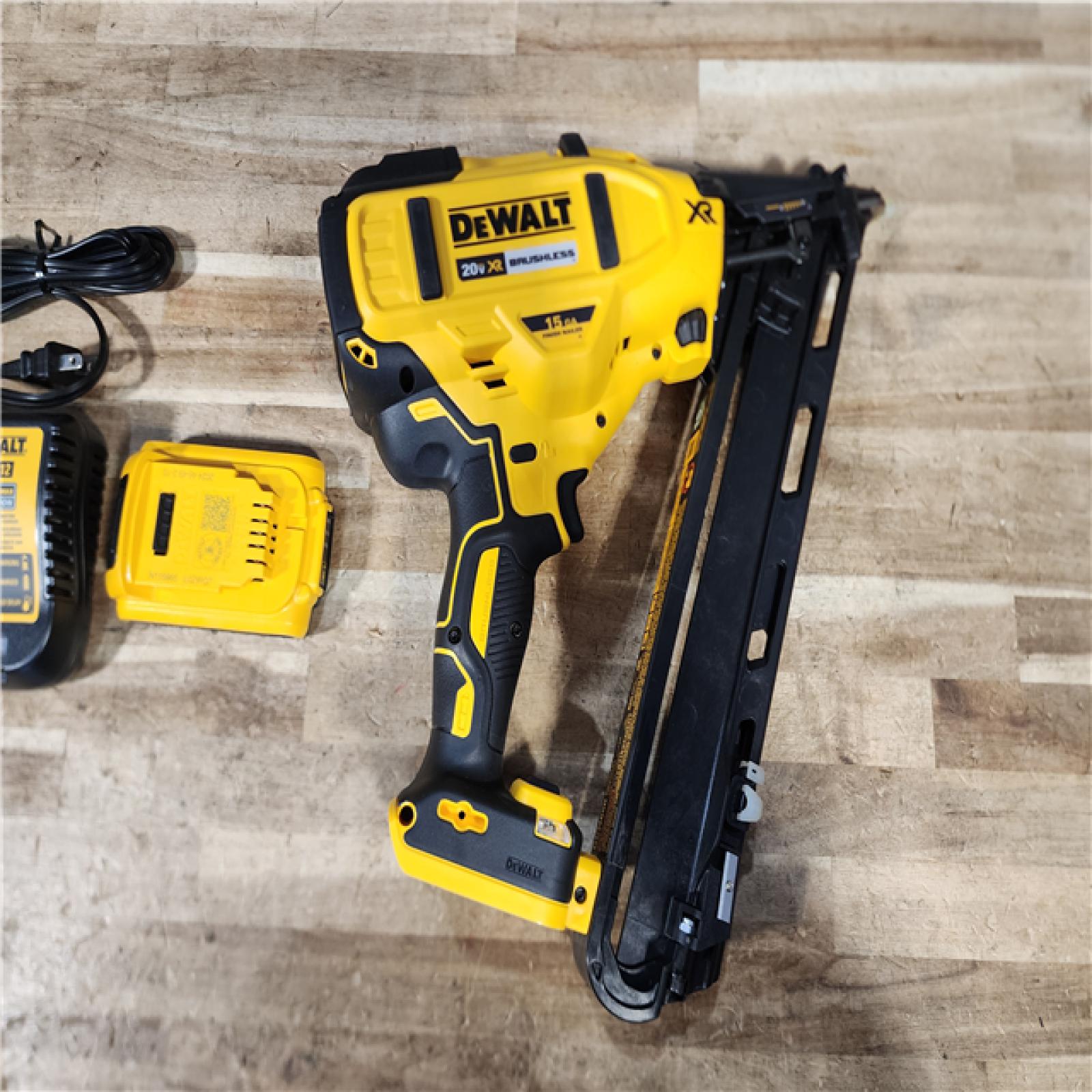 HOUSTON LOCATION - AS - IS DEWALT 20V MAX XR Lithium-Ion Cordless 2-1/2 in. 15-Gauge Finish Nailer Kit