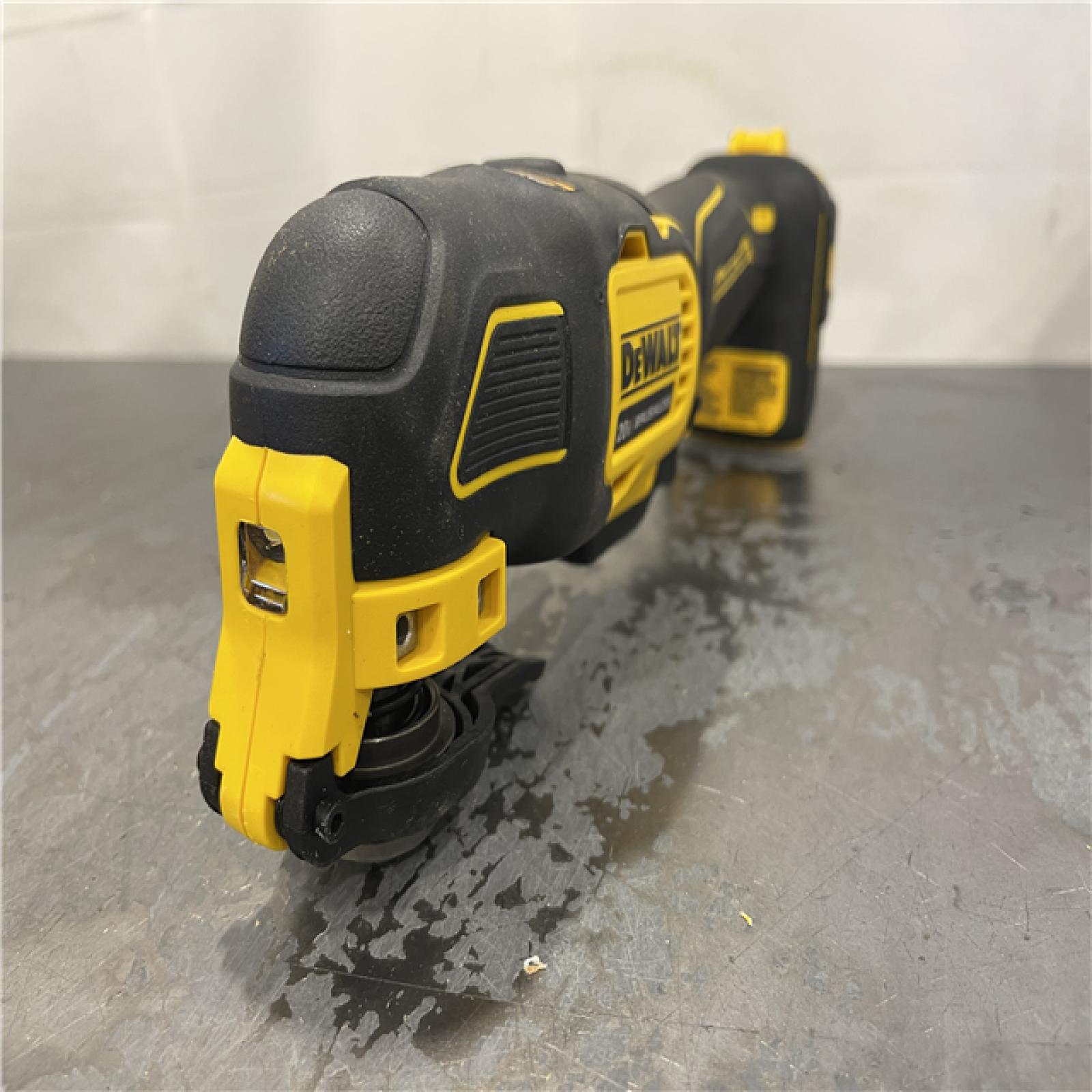 AS-IS - DEWALT ATOMIC 20V MAX Cordless Brushless Oscillating Multi Tool