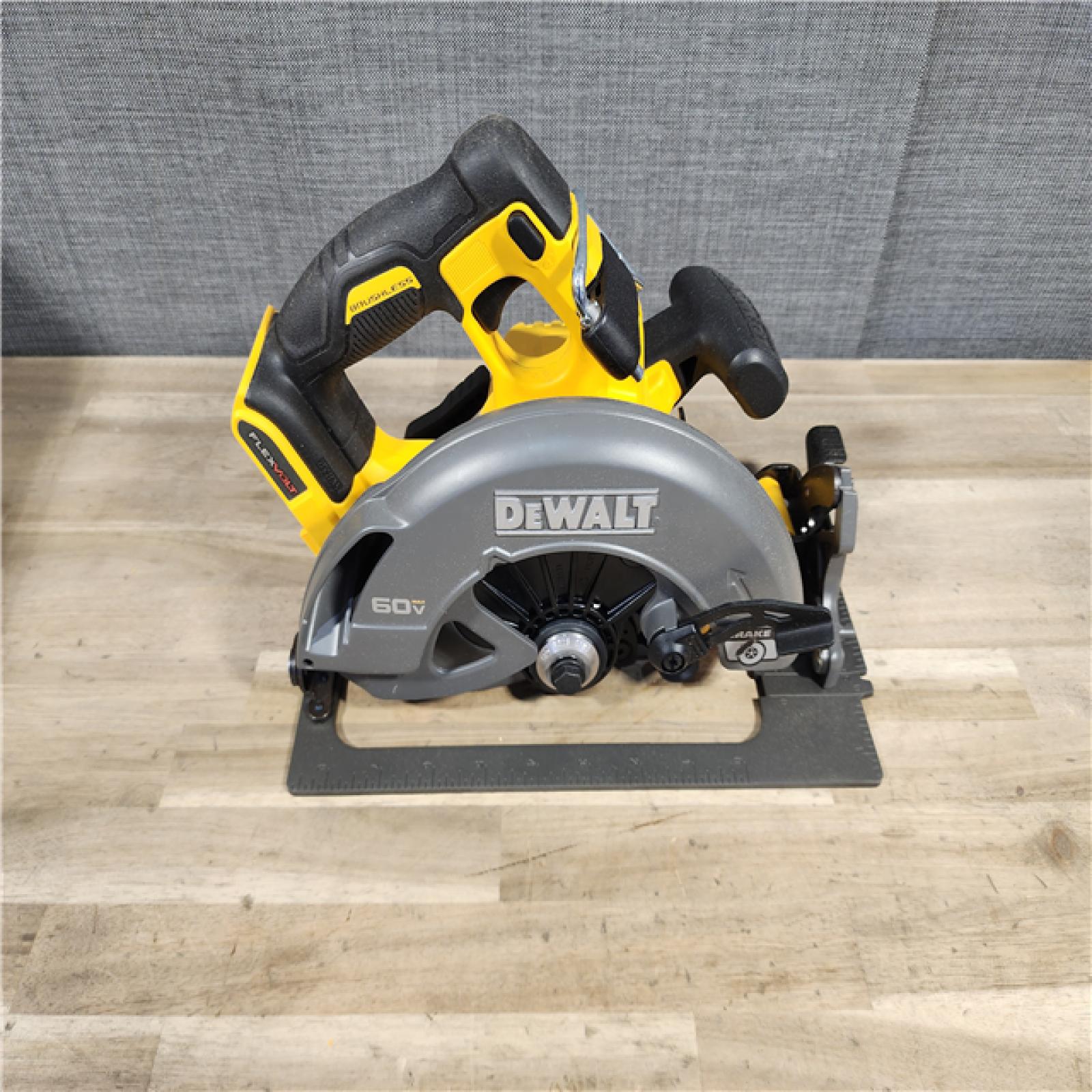 HOUSTON LOCATION - AS-IS DeWALT Flexvolt Max 7-1/4 60V Brushless Circular Saw (Tool Only)