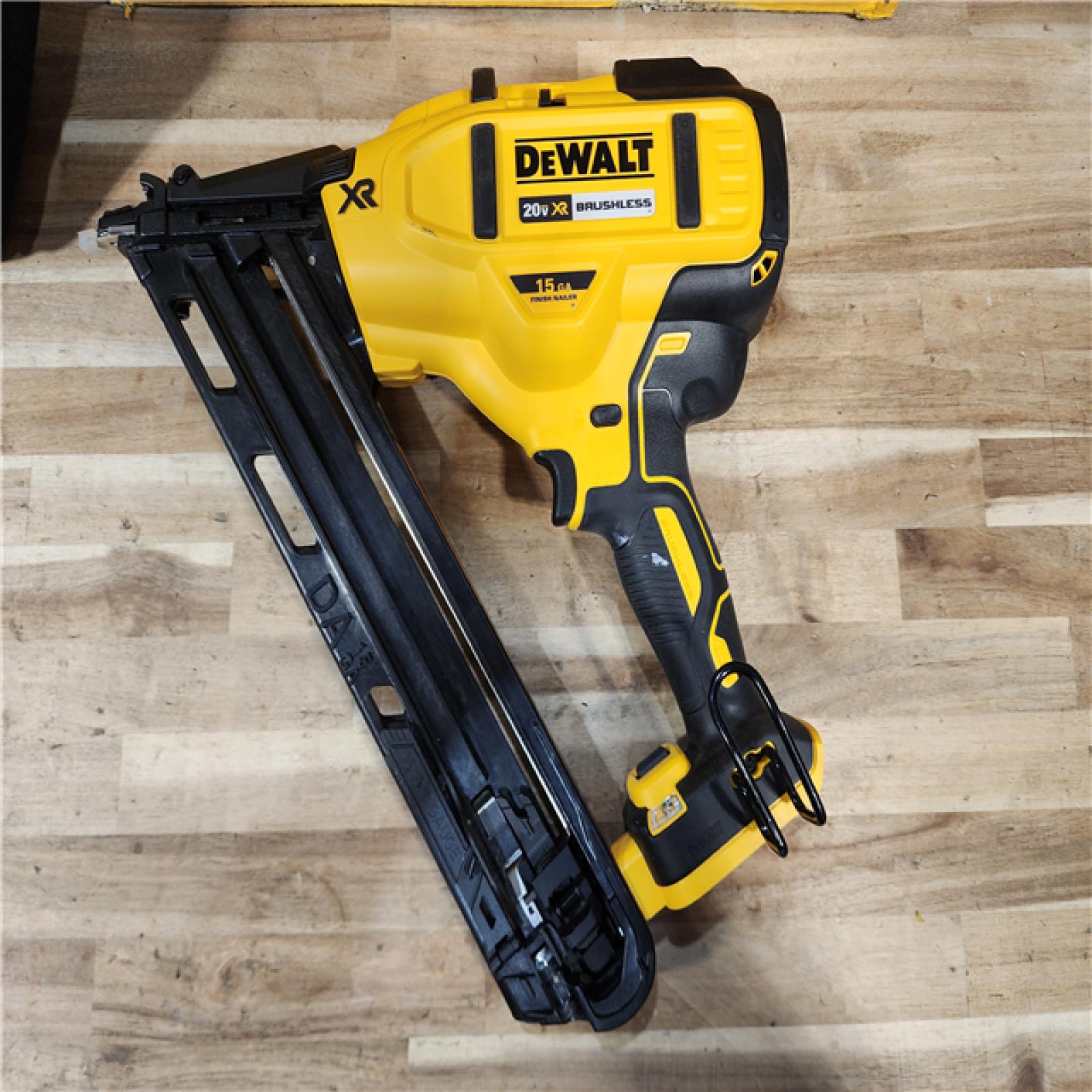 HOUSTON LOCATION - AS-IS DEWALT 20V MAX XR Lithium-Ion Cordless 2-1/2 in. 15-Gauge Finish Nailer Kit
