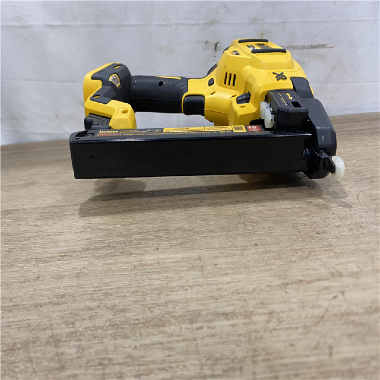 AS-IS DEWALT 20V MAX XR Lithium-Ion Cordless 18-Gauge Narrow Crown Stapler Kit