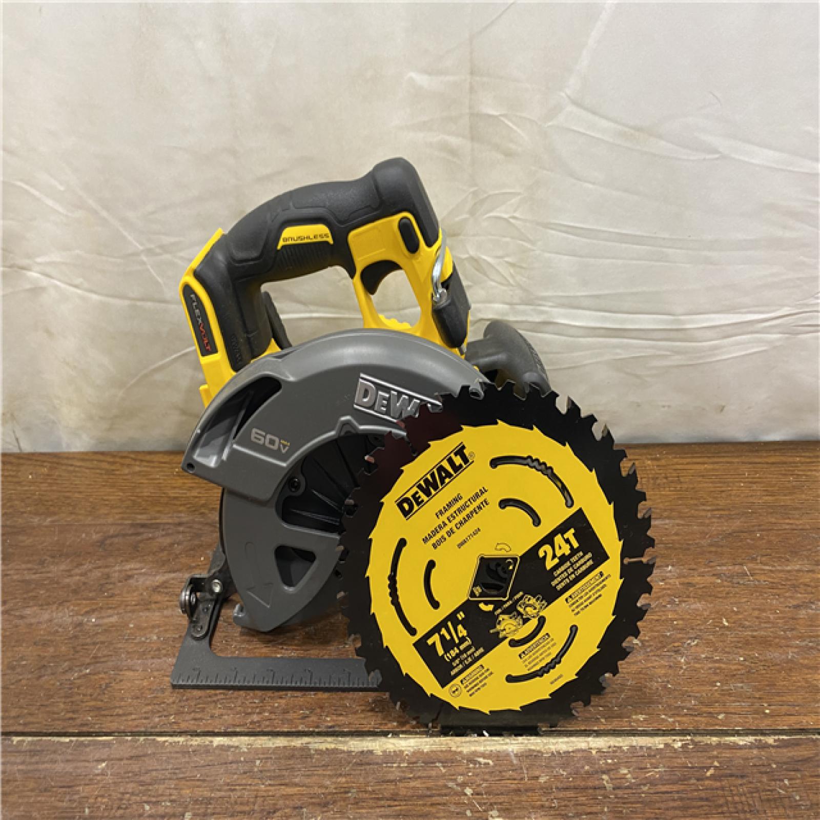 AS-IS DeWALT Flexvolt Max 7-1/4  60V Brushless Circular Saw DCS578B