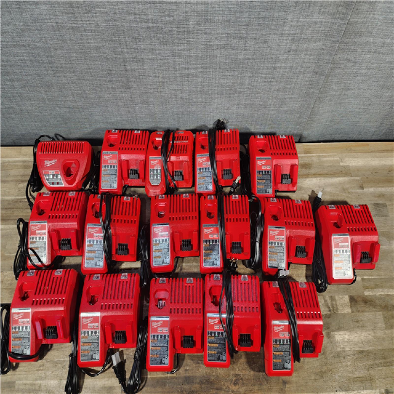 HOUSTON LOCATION - AS-IS MILWAUKEE BATTERY CHARGER PACK QTY - 16