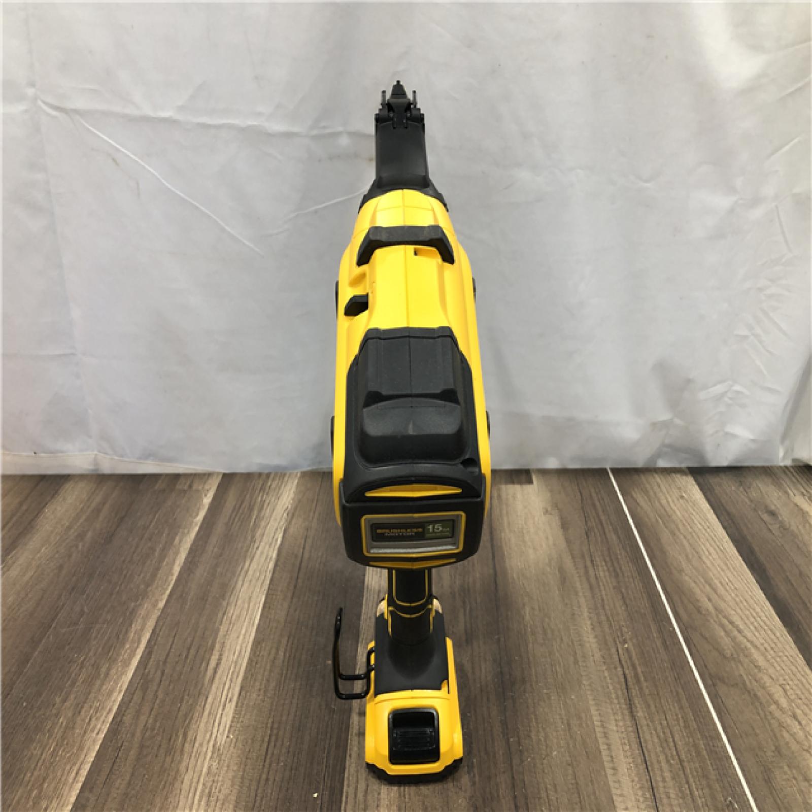 AS-IS DEWALT 20V MAX XR Lithium-Ion Cordless 2-1/2 in. 15-Gauge Finish Nailer Kit