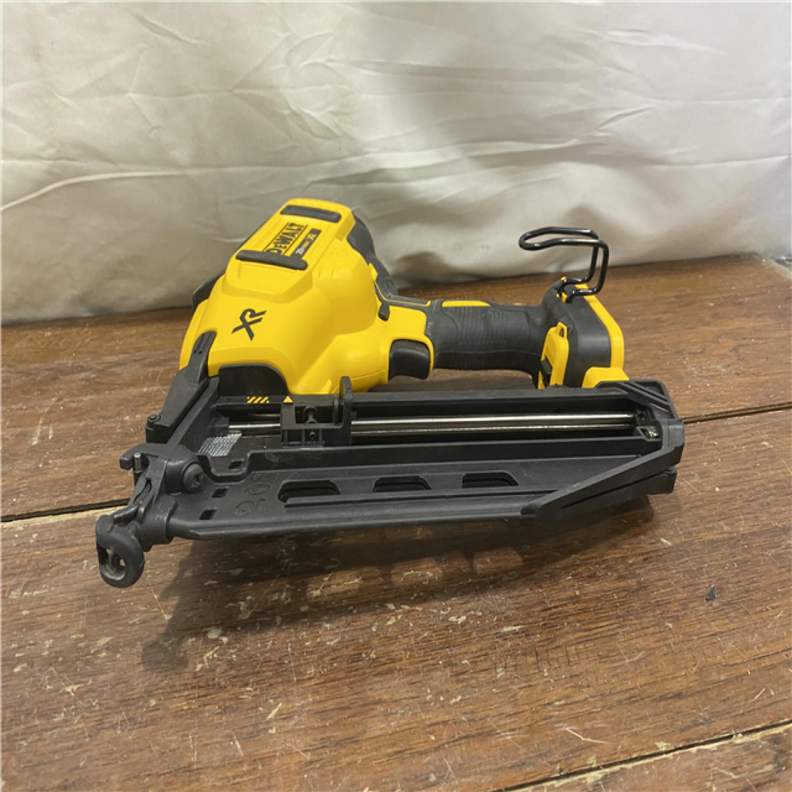AS-IS  DeWalt DCN660D1 20V 16 Gauge Cordless Angled Finish Nailer Kit W/ 2Ah Battery