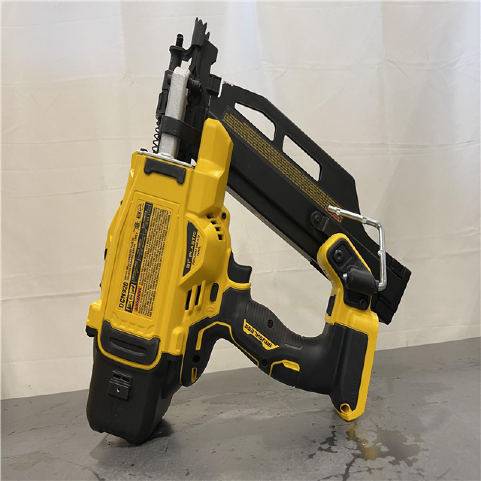 AS-IS - DEWALT 20-Volt 21° Cordless Framing Nailer