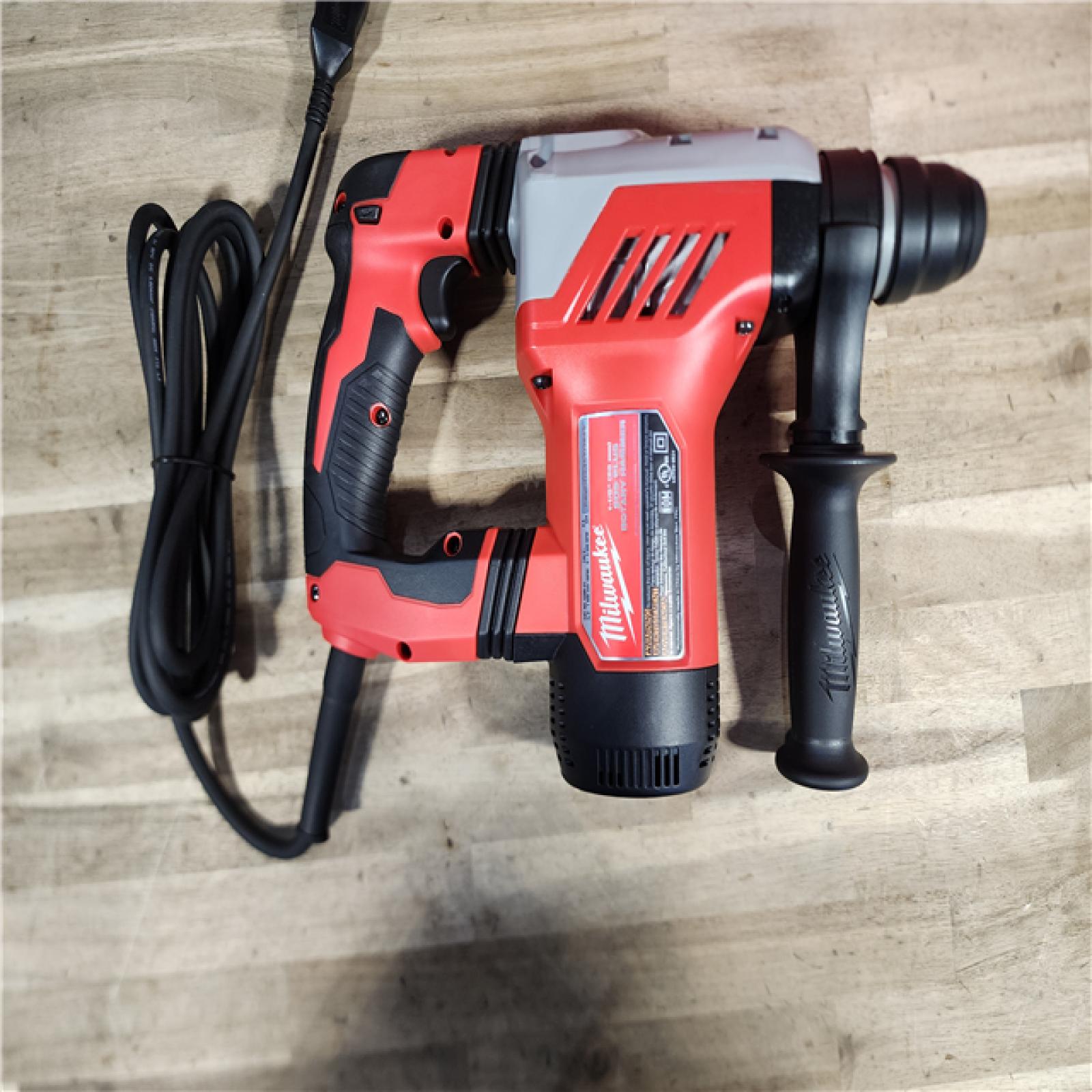 HOUSTON LOCATION - AS-IS (APPEARS LIKE NEW) MILWAUKEE 1 - 1/8 SDS PLUS ROTARY HAMMER KIT