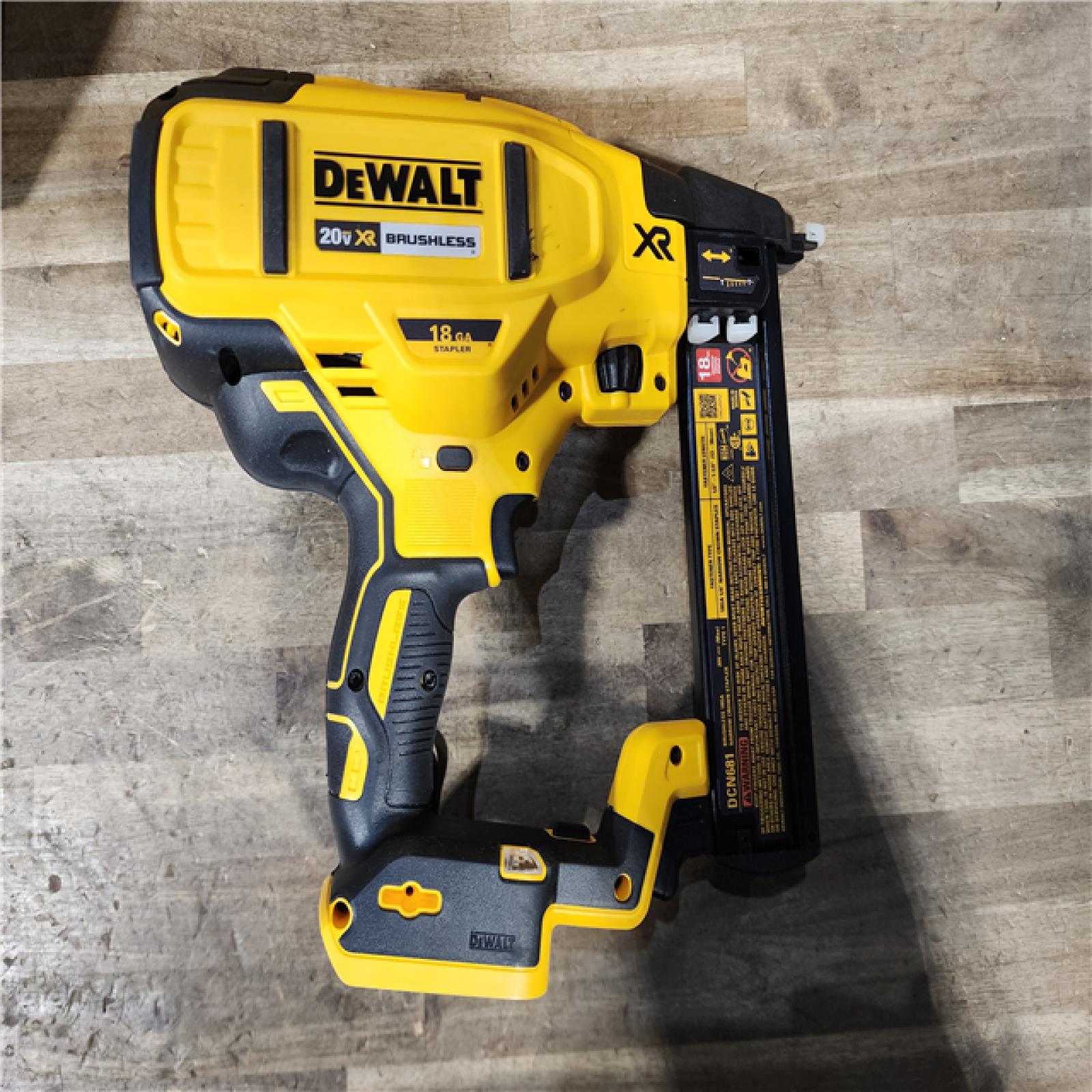 HOUSTON LOCATION - AS-IS DeWALT DCN681D1 20V MAX 18ga Cordless Brushless Narrow Crown Stapler Kit w/ BATTERY & CHARGER