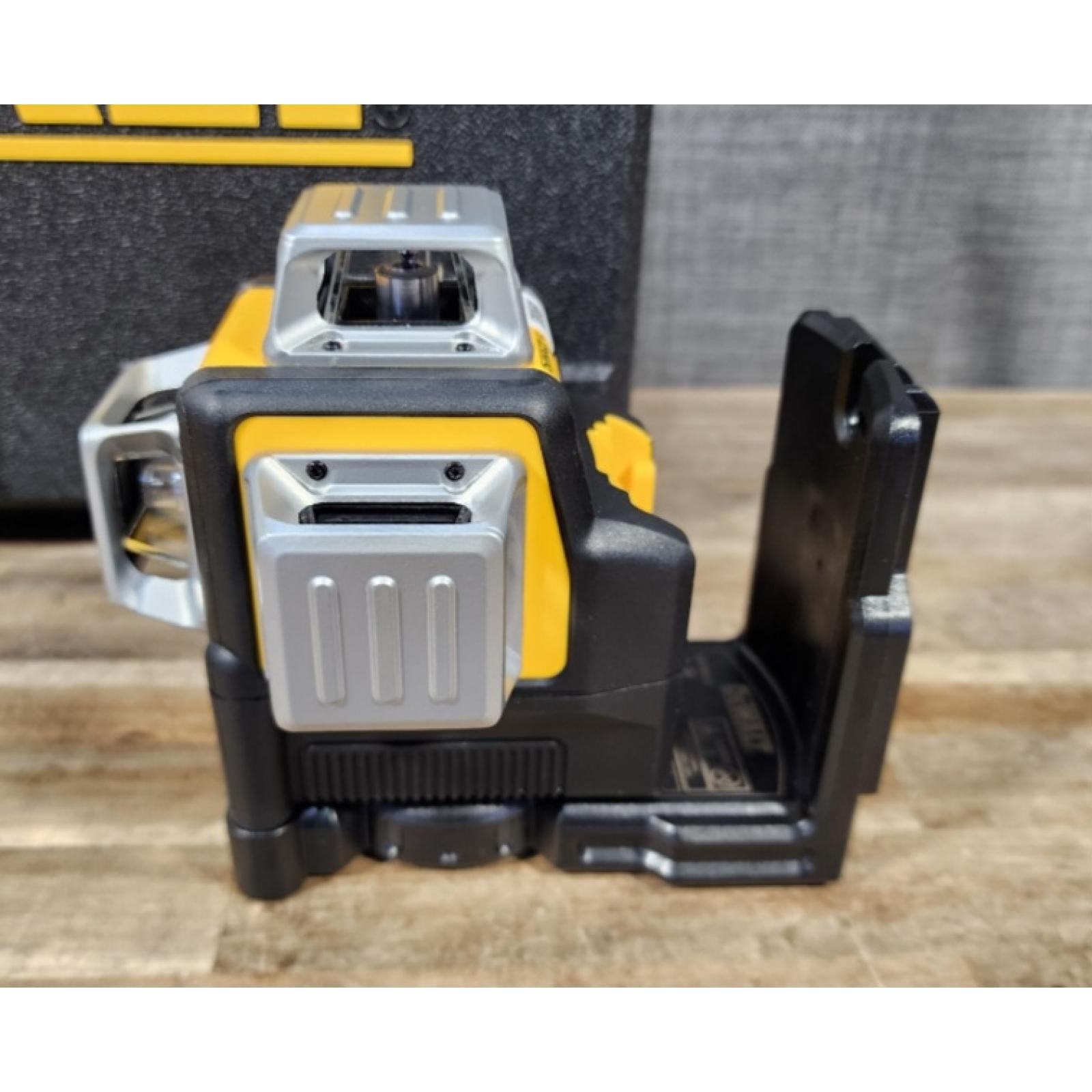 HOUSTON LOCATION - AS-IS (APPEARS LIKE NEW) DeWalt 12V MAX Lithium-Ion 100 Ft. Green Self-Leveling 3-Beam 360 Degree Laser Level with 2.0Ah Battery  Charger and Case