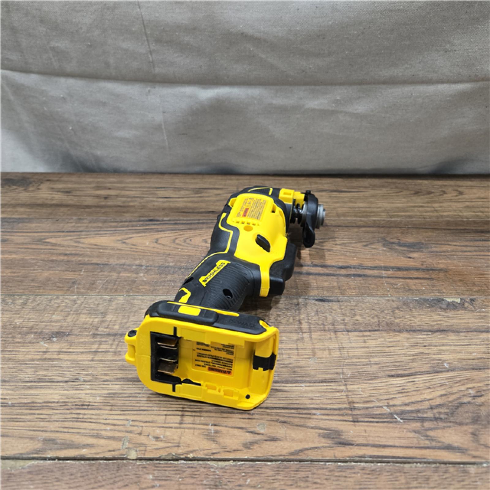 AS-IS DEWALT 20-Volt MAX Lithium-Ion Cordless Brushless Oscillating Tool Kit