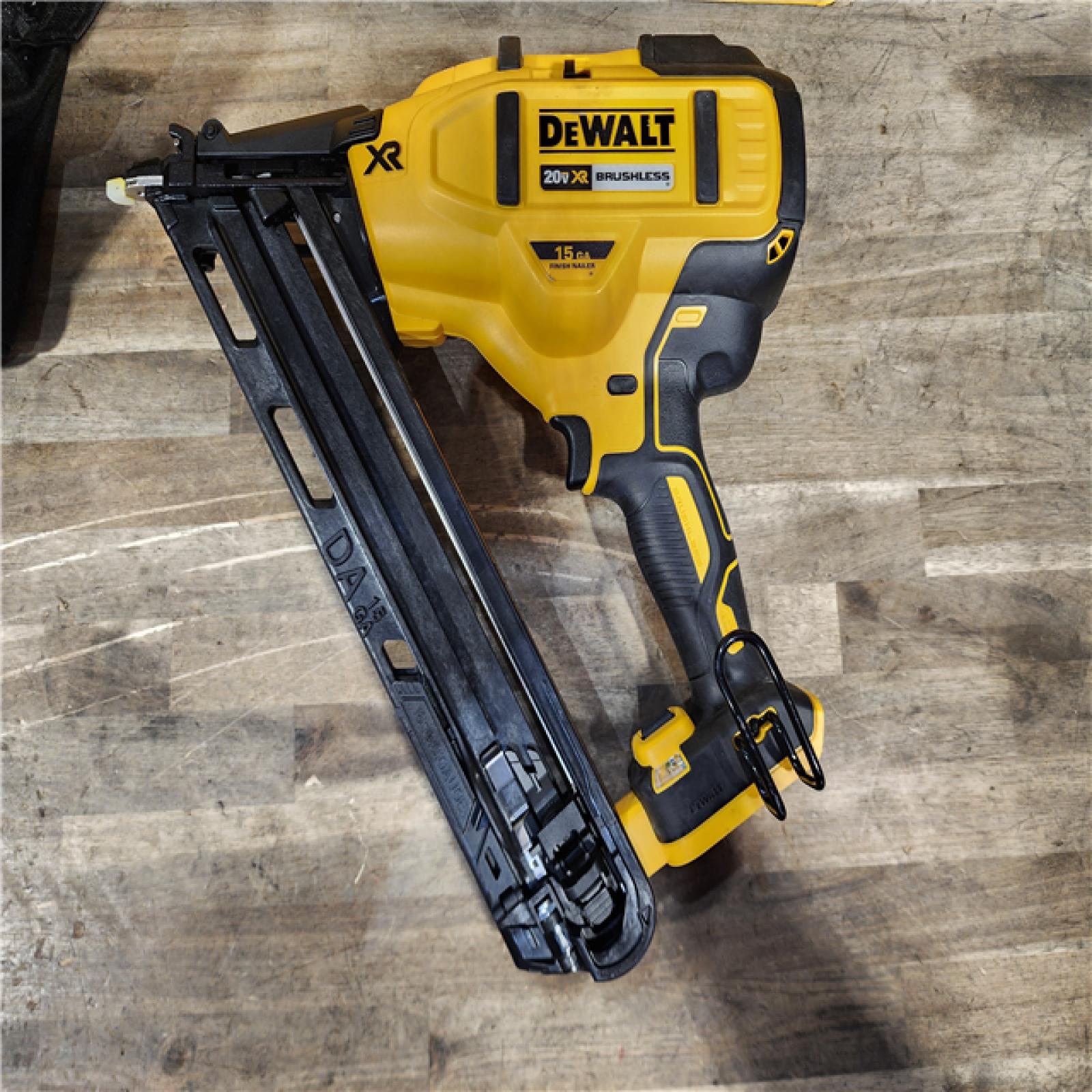 HOUSTON LOCATION - AS-IS DeWalt 15 GA ANGLED FINISH NAILER KIT W/ BATTERY & CHARGER