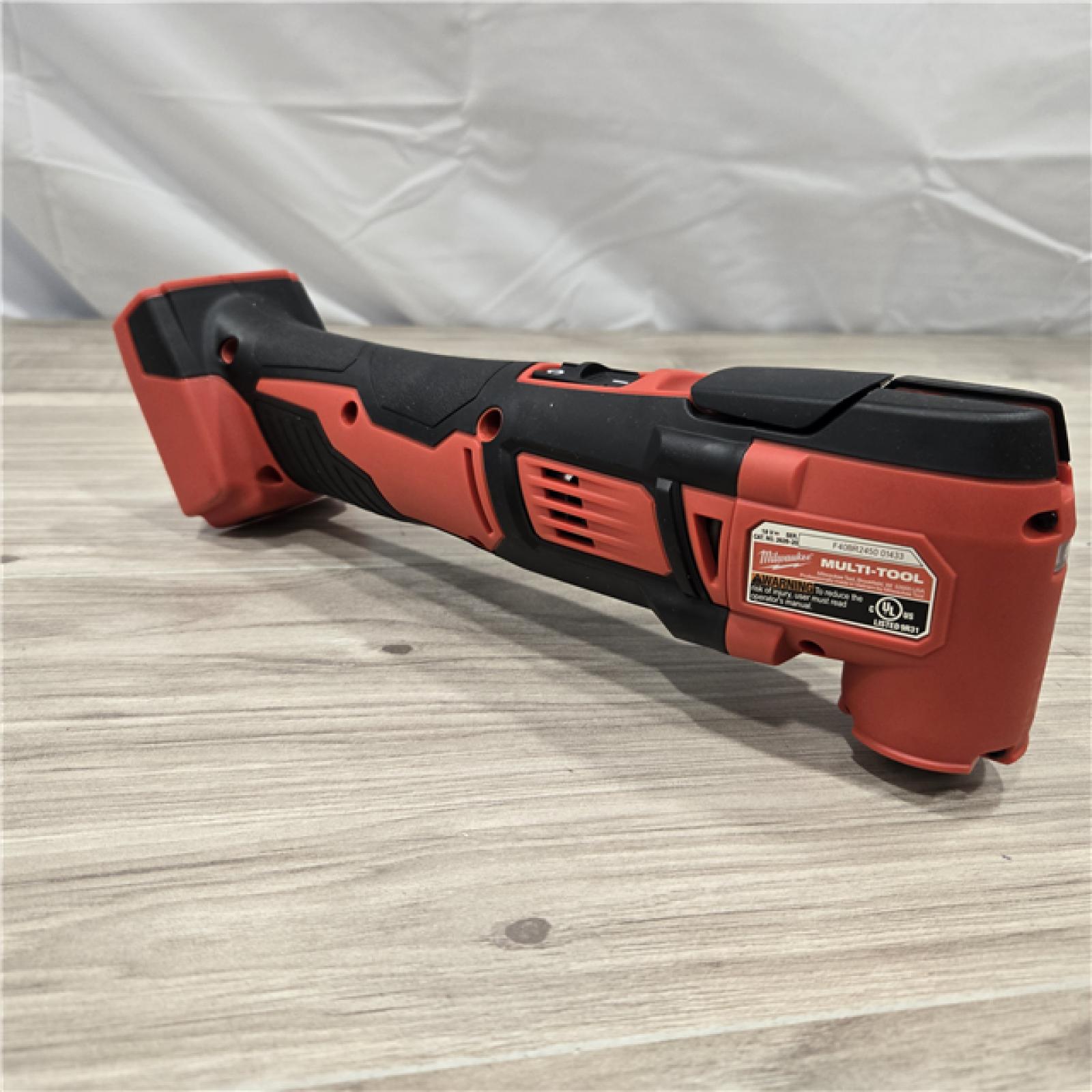 LIKE NEW! - Milwaukee 2626-21 M18 18V Cordless Oscillating Multi-Tool Kit