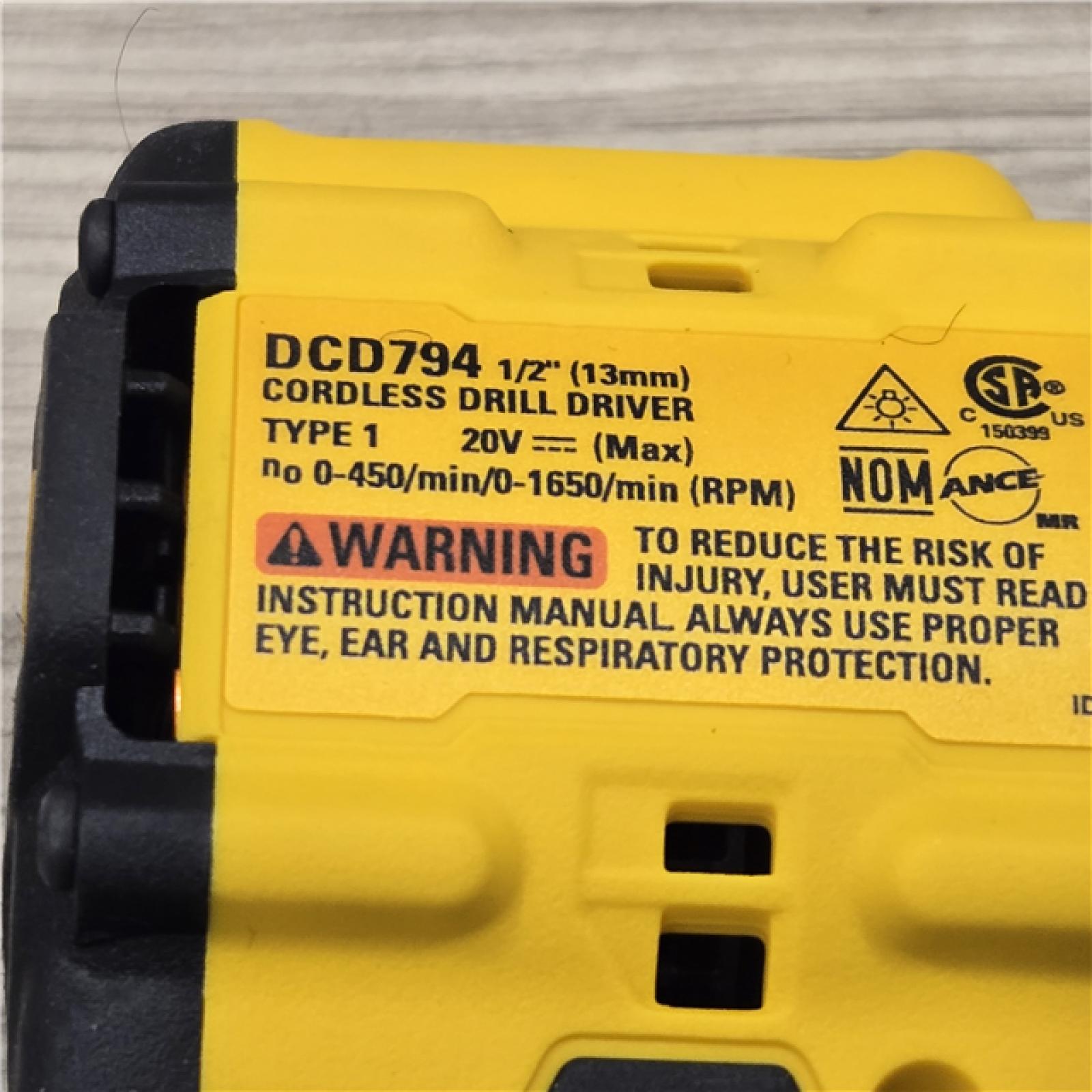 AS-IS DEWALT ATOMIC COMPACT SERIES 20V MAX* Cordless 1/2 Drill/Driver Kit