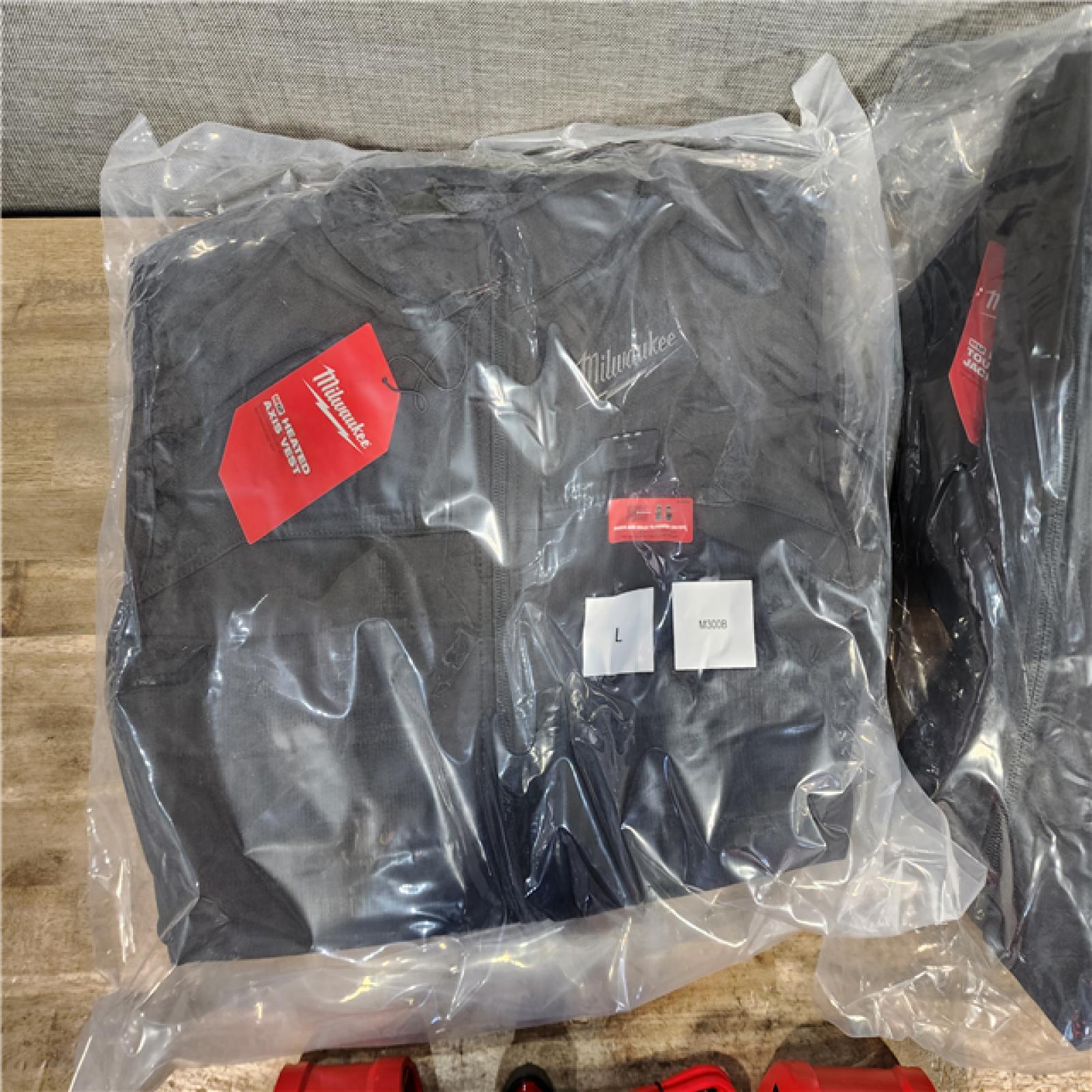 HOUSTON LOCATION - AS-IS MILWAUKEE 2 HEATED CLOTHING COMBO KIT
