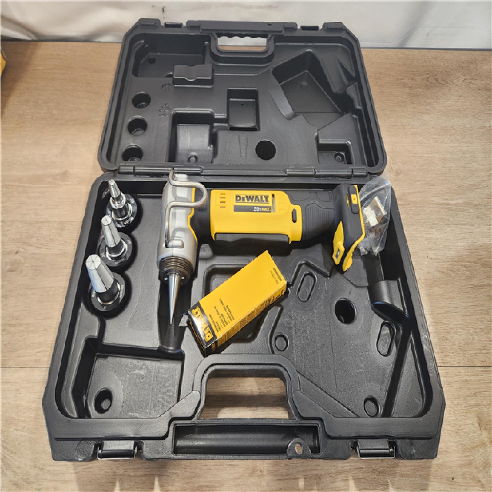 LIKE-NEW- DEWALT 20V MAX Cordless 1 in. PEX Expansion Tool  PEX Expander Grease and Case