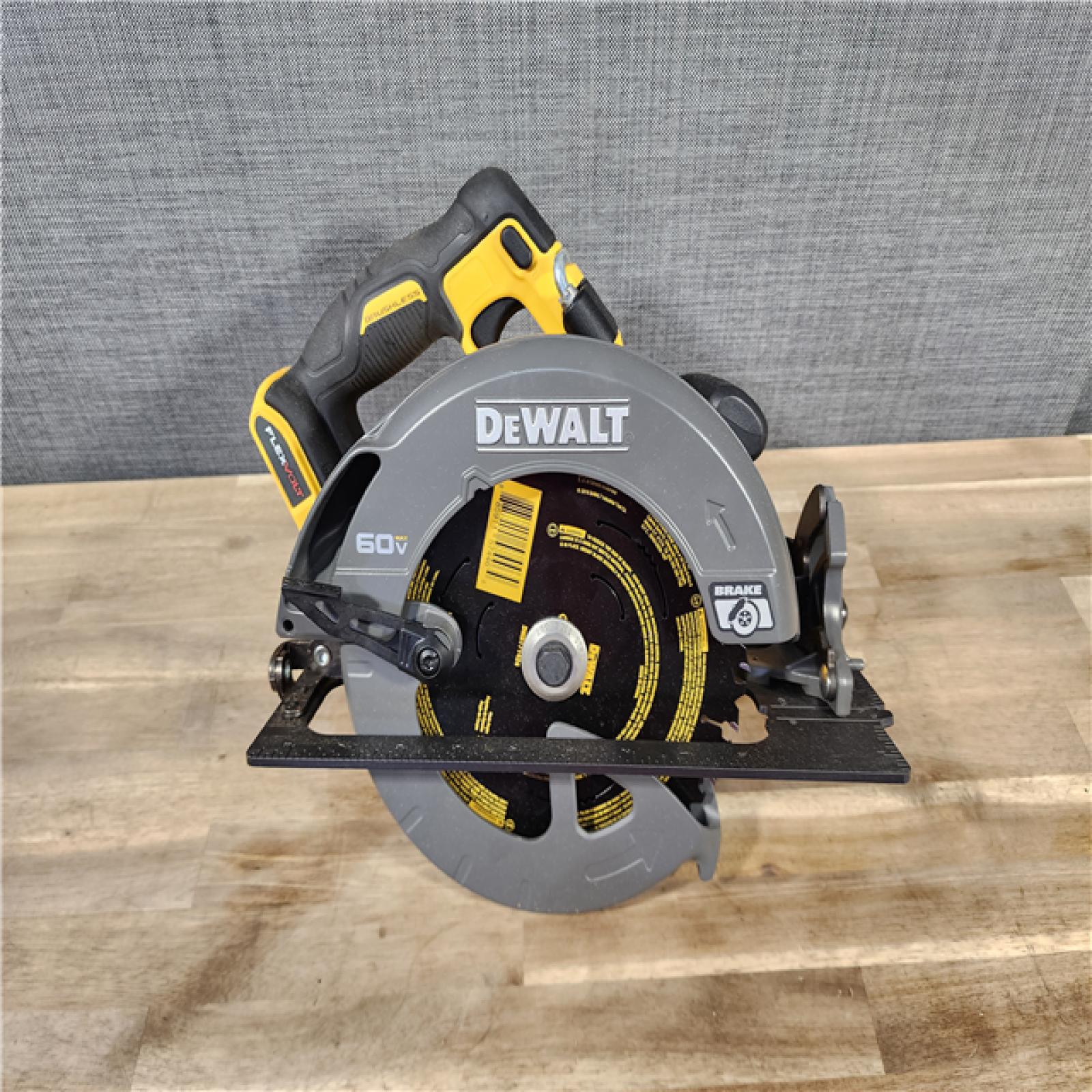 HOUSTON LOCATION - AS-IS DeWALT Flexvolt Max 7-1/4  60V Brushless Circular Saw DCS578B (Bare Tool)