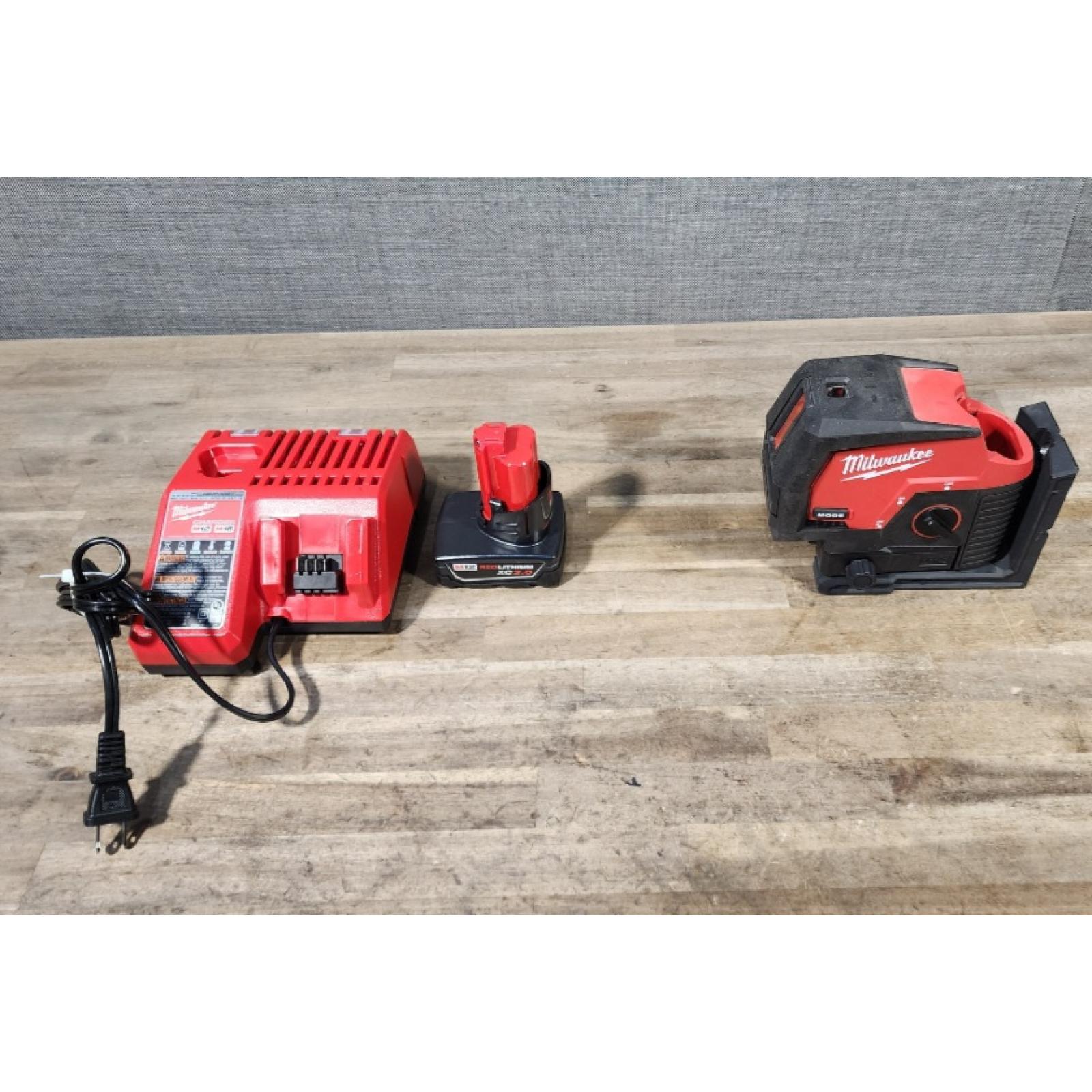 HOUSTON LOCATION - AS-IS Milwaukee Green 125 Ft. Cross Line and Plumb Points Laser Level Kit