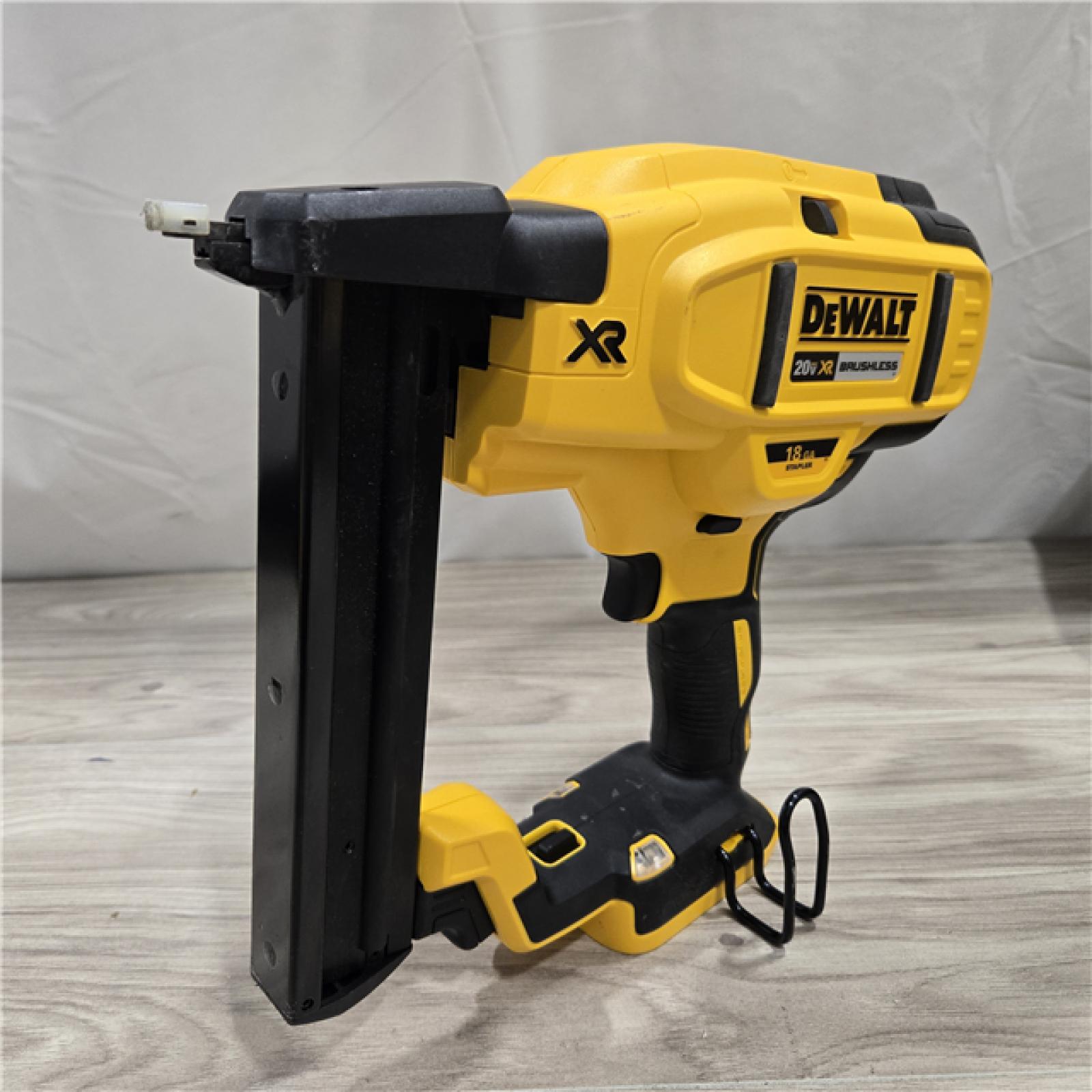 AS-IS DeWALT DCN681D1 20V MAX 18ga Cordless Narrow Crown Stapler Kit