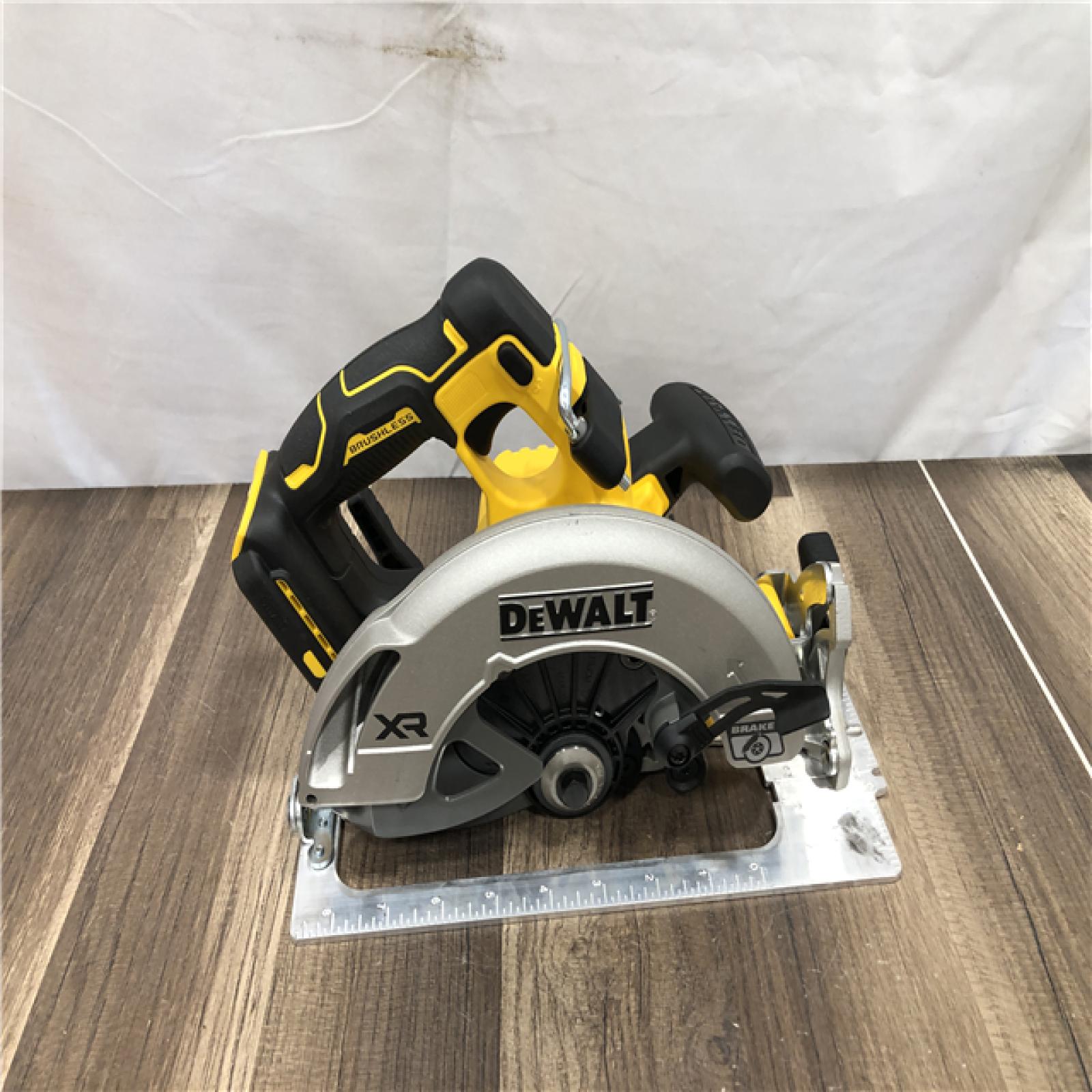 AS-IS  DEWALT 20-Volt MAX 7-1/4 in. Cordless Circular Saw (Tool Only)