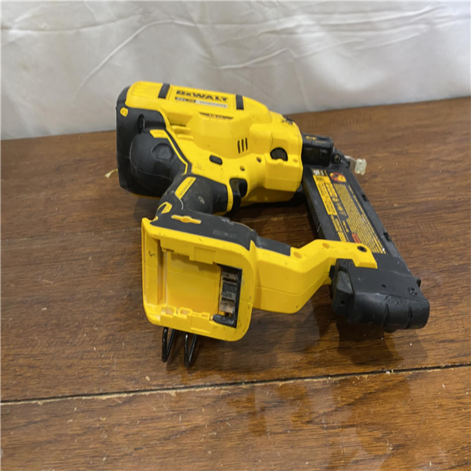 AS-IS DEWALT 20V MAX XR 18 Gauge Brad Nailer Kit