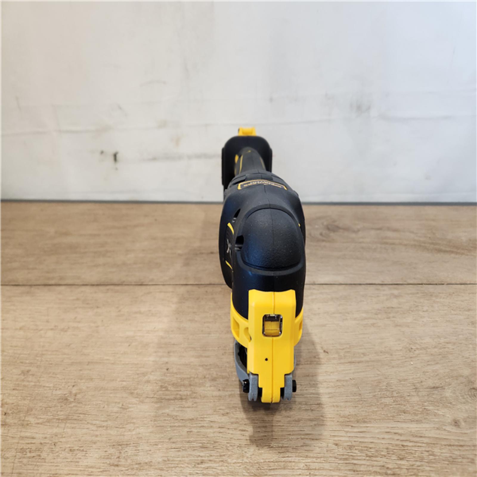AS-IS- DEWALT 20V MAX XR Cordless Brushless 3-Speed Oscillating Multi Tool (Tool Only)
