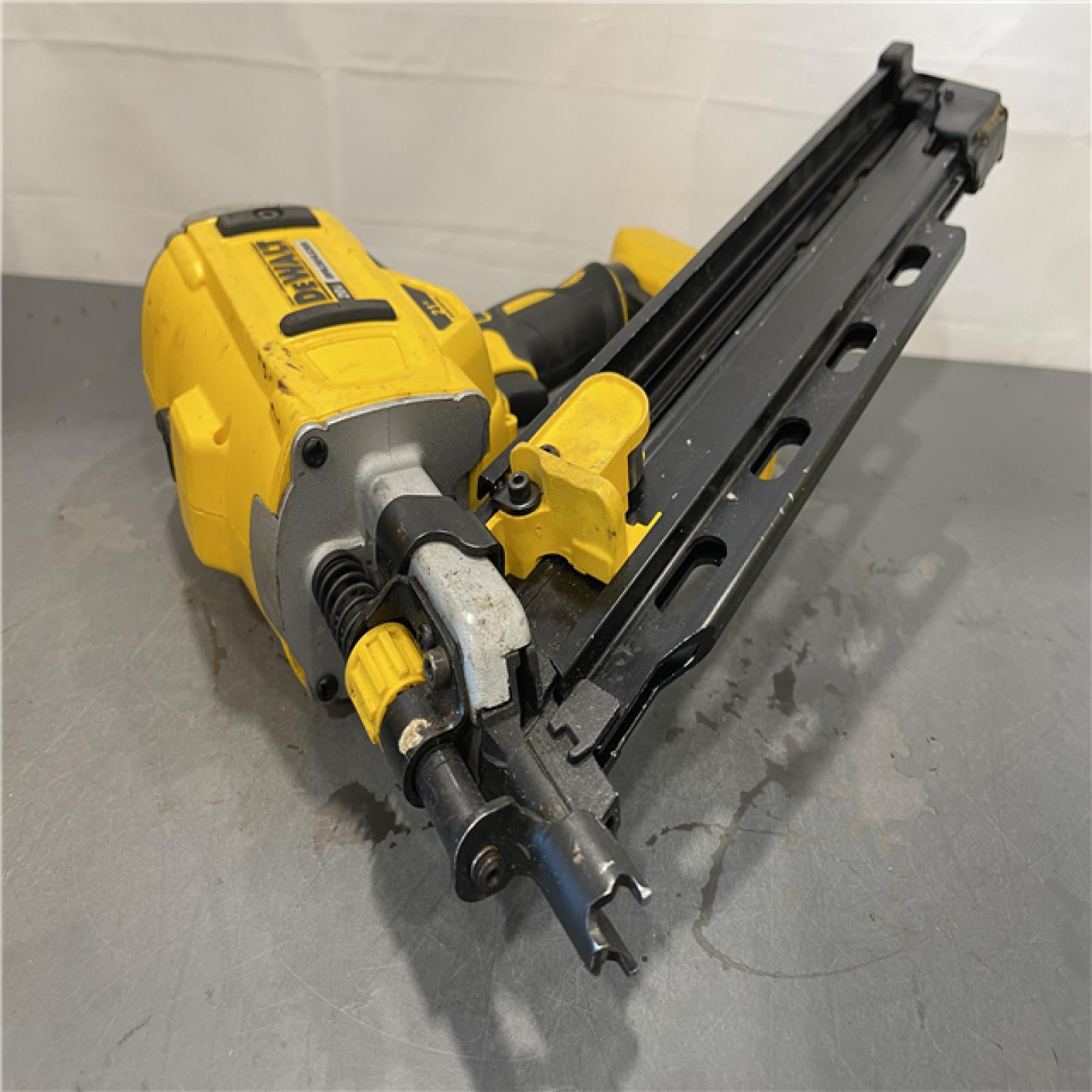 AS-IS - DeWalt 20V MAX XR Lithium-Ion Electric Cordless Brushless 2-Speed 21° Plastic Collated Framing Nailer (Tool Only)