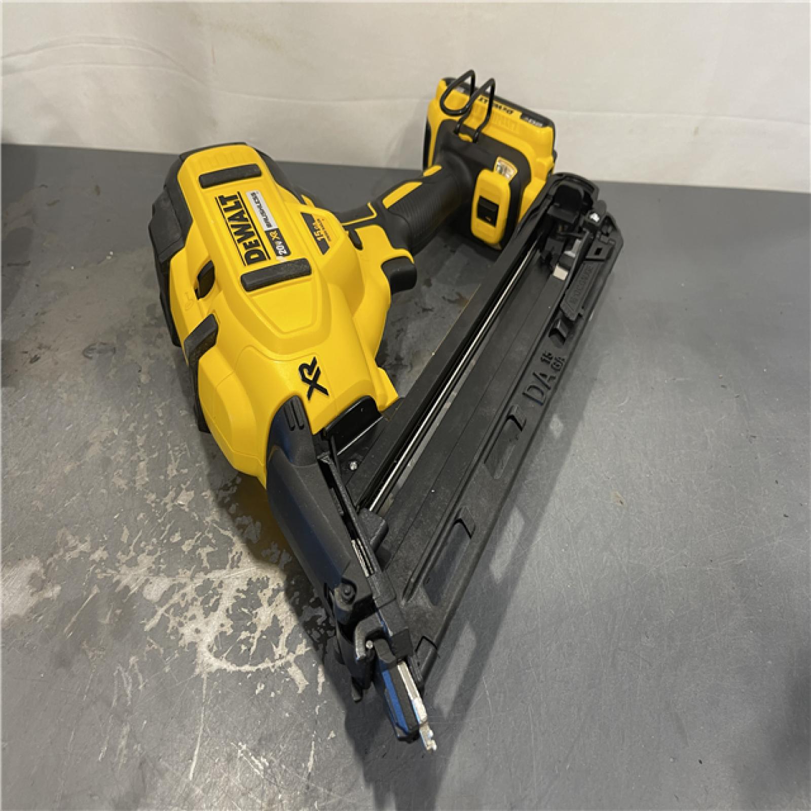 AS-IS - DEWALT 20V MAX XR Lithium-Ion Cordless 2-1/2 in. 15-Gauge Finish Nailer Kit