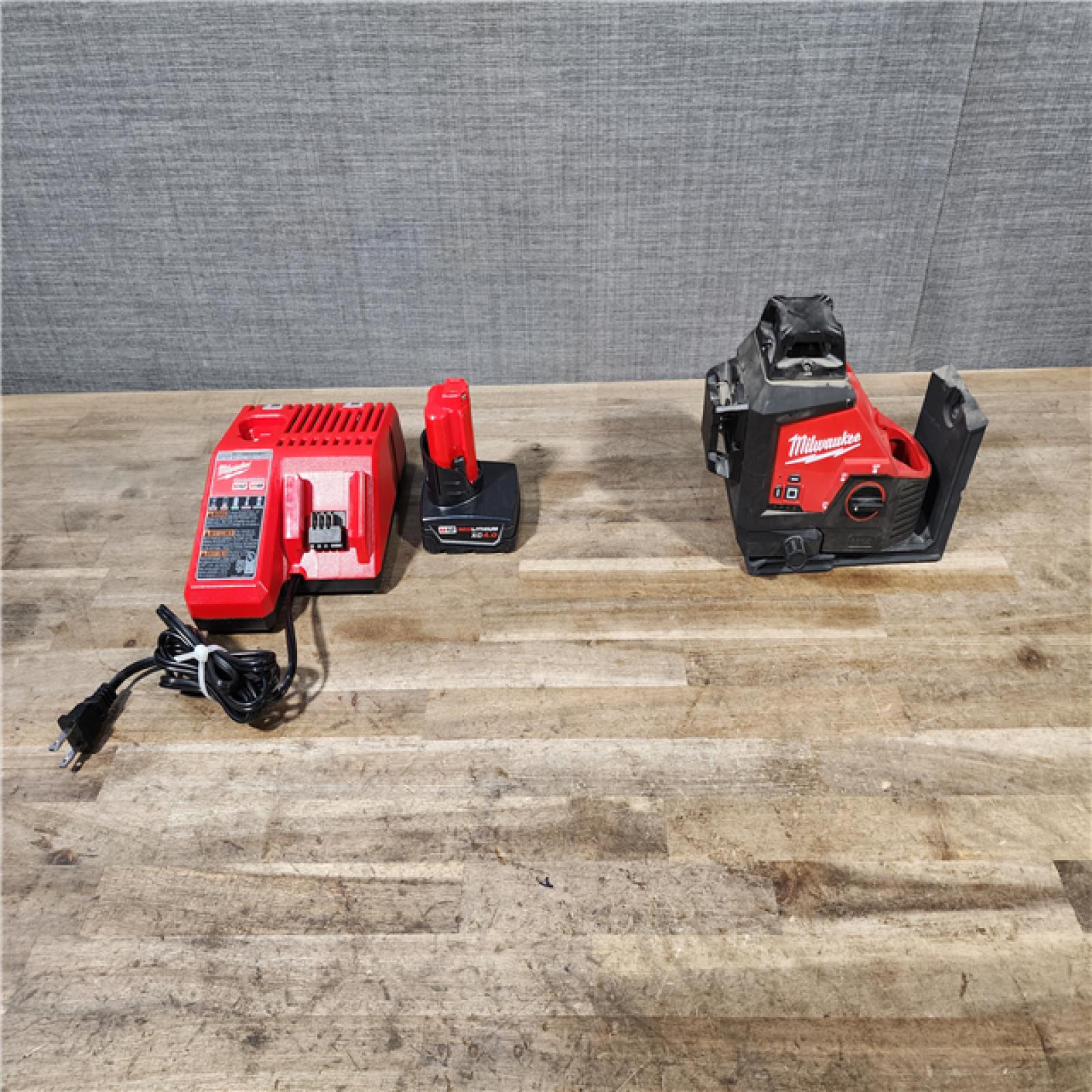 HOUSTON LOCATION - AS-IS Milwaukee-3632-21 M12 Green Beam Laser 360° 3-Plane Kit